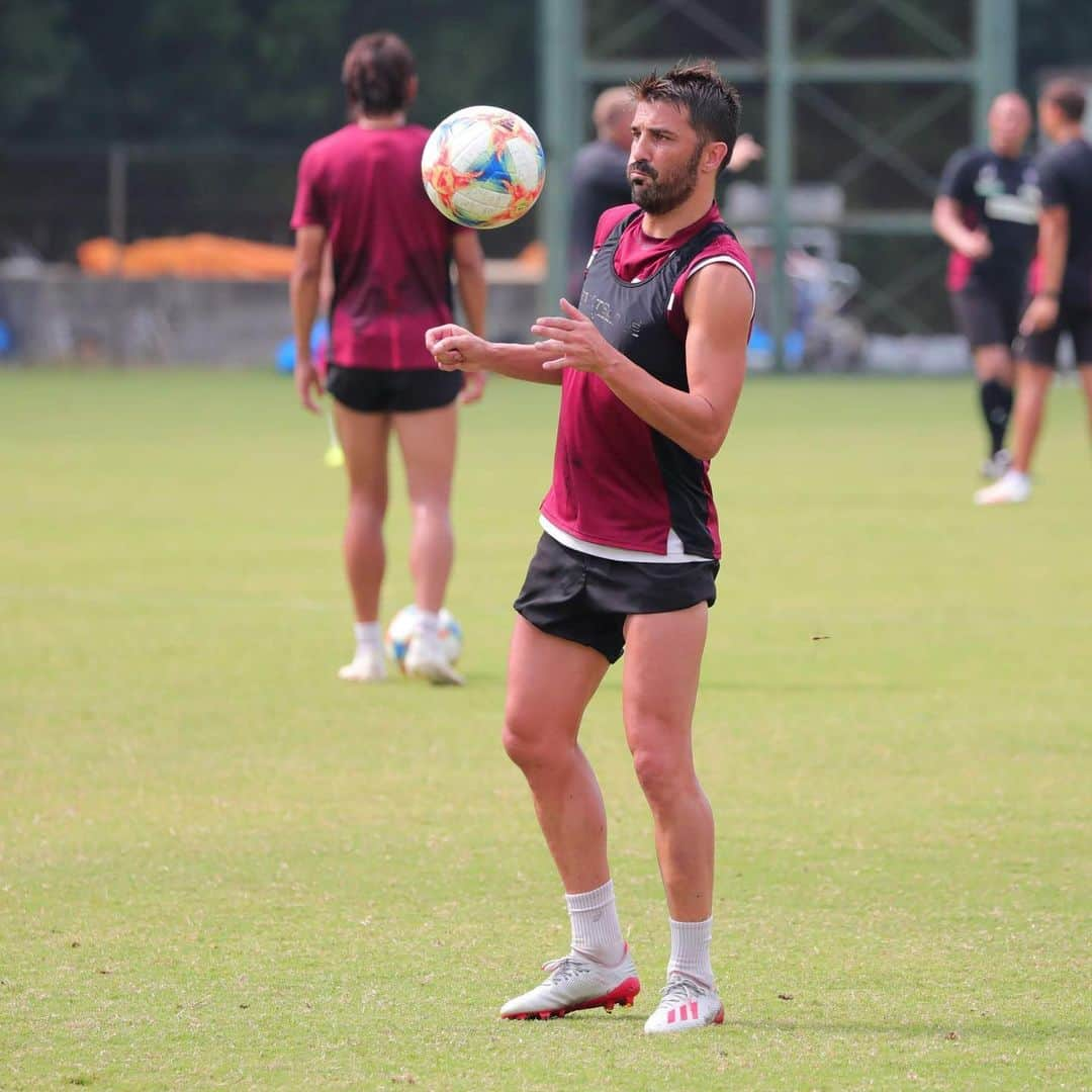 ダビド・ビジャさんのインスタグラム写真 - (ダビド・ビジャInstagram)「☀️⚽️🤹🏻‍♂️🤙🏻 #visselkobe #jleague #japan #teamvos」9月11日 14時19分 - davidvilla