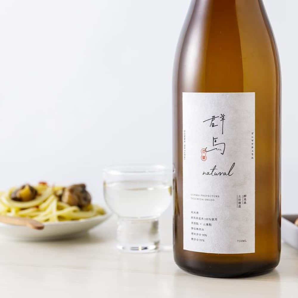 KURAND@日本酒飲み放題さんのインスタグラム写真 - (KURAND@日本酒飲み放題Instagram)「今回は、9/4より新発売の「群馬ナチュラル」をご紹介します。 . 「群馬ナチュラル」は、「群馬のナチュラルな日本酒」をテーマに、あえて米と水以外に何も加えずにつくった、黄金色に輝く米のエキスをイメージさせる濃醇で甘酸っぱい味わいが特徴の日本酒です。 . ■あえて、何も加えない﻿ . お米本来のナチュラルな味わいを最大限に引き出すために、あえて、米と水以外に何も加えずにつくったお酒です。自然のチカラで育まれた、ありのままの味わいをお楽しみください。 . ■歴史的な製法を組み合わせてできたお酒 . 群馬県の土田酒造が、蔵に住み着く酵母を用いて、自然環境まかせの特殊な日本酒醸造技術を組み合わせ、現代風に発展させて酒造りを行った日本酒です。 . ■お米のエキスを抽出したような濃醇な味わい . 黄金色に輝く米のエキスをイメージさせる濃醇で甘酸っぱい味わいです。米と水以外に何も加えていない、群馬ナチュラルなテイストをお愉しみください。 . ■つくり手からのコメント（杜氏・星野元希さん ） . テーマは、個性&リッチ。土田酒造の限定醸造酒「土田麹9割9分」の技術と、独自の酒母製造技術【菩提モト×山廃モト】の掛け合わせで造られた超個性的な製造方法を採用しています。原料米は群馬県産米のみ、精米歩合は全て90%とし、力強い麹のパワーでリッチな旨味を表現しました。米をしっかりと溶かすことを意識していることも特徴的。弊社の ”吟醸造り” では粕歩合50〜60%程度（原料米の50〜60%が粕になる）ですが、このお酒は粕歩合12%台です。米を溶かさないように造る ”吟醸造り” とは全く逆の考え方です。先入観無しで、お好きなスタイルで自由に、個性的&リッチな旨味をお楽しみ下さい。日本酒は自由だー！﻿ ﻿. 【数量限定・送料無料！「KURAND創業祭」開催中！】 . 日頃の感謝を込めて「KURAND創業祭」を9/30まで開催しています。通常価格から最大30〜50%OFFのお買い得商品になっているので、この機会にお買い求めくださいませ！詳細は、 @kurand_infoのプロフィールをチェック！﻿ ﻿. #kurand #クランド #クランドサケマーケット #日本酒バー#日本酒bar #日本酒飲み放題 #日本酒好き #日本酒女子#sake #日本酒で乾杯 #日本酒専門店 #日本酒バル #日本酒部 #日本酒の会 #日本酒のお店 #日本酒居酒屋 #日本酒最高#今日の一杯 #ポン酒 #飲酒タグラム #群馬県 #土田酒造」9月11日 14時38分 - kurand_info