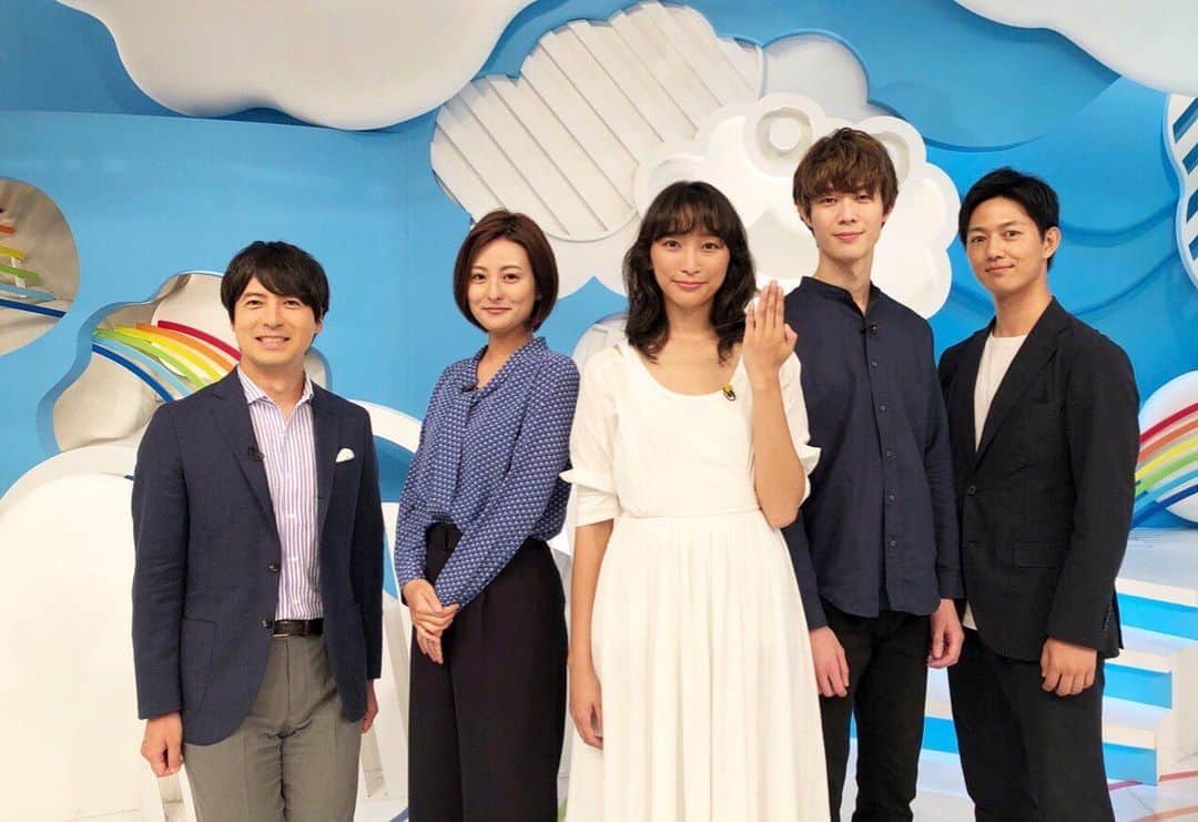 のインスタグラム：「電波ジャック無事終了しました！ご視聴くださった皆さん、ありがとうございました😊 分かるかな？ポスター再現してます。 今夜は「偽装不倫」いよいよ最終回です！お見逃しなく！  #偽装不倫 #repost」