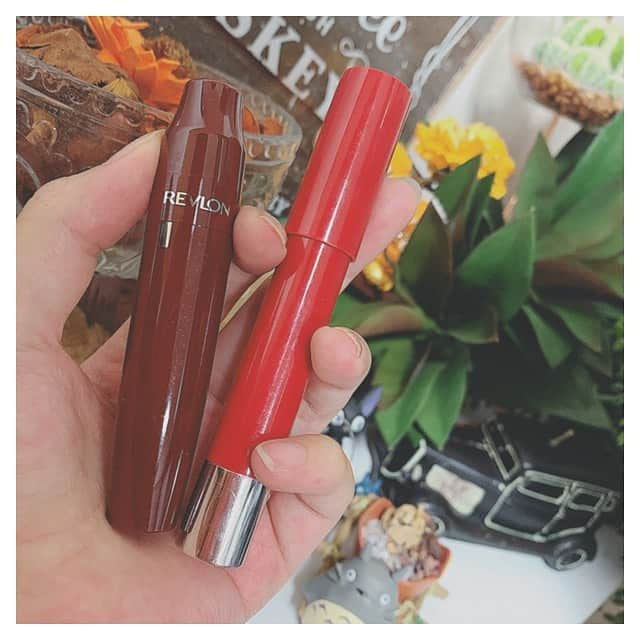 土屋美穂のインスタグラム：「. . 最近のお気に入りのリップ💄 . . 右のはもうずっと リピ買いしてるレブロンの クレヨンリップ🖍 . . 基本1年中つけてるのは この赤のリップなんだけど . . 秋冬になるとこれに 重ね付けで深みたしたりするんだけど 今回レブロンからティントの 新しいのでたの知って試しに🤤 . . 深みをだすために 左の色チョイスしたよ✌︎ . . カチカチしてクッションに 染み込ませるたやつを ぽんぽん唇に乗せる感じ💋 . . 唇の先でなじませるのも 全体的にぬってモード系にも なれるからかなりのお気に入り🤔💓 . . 他の色もチョイスしてみたい🤤 . . #秋冬 #メイク #唇 #リップ #レブロン #キスクッションリップティント」