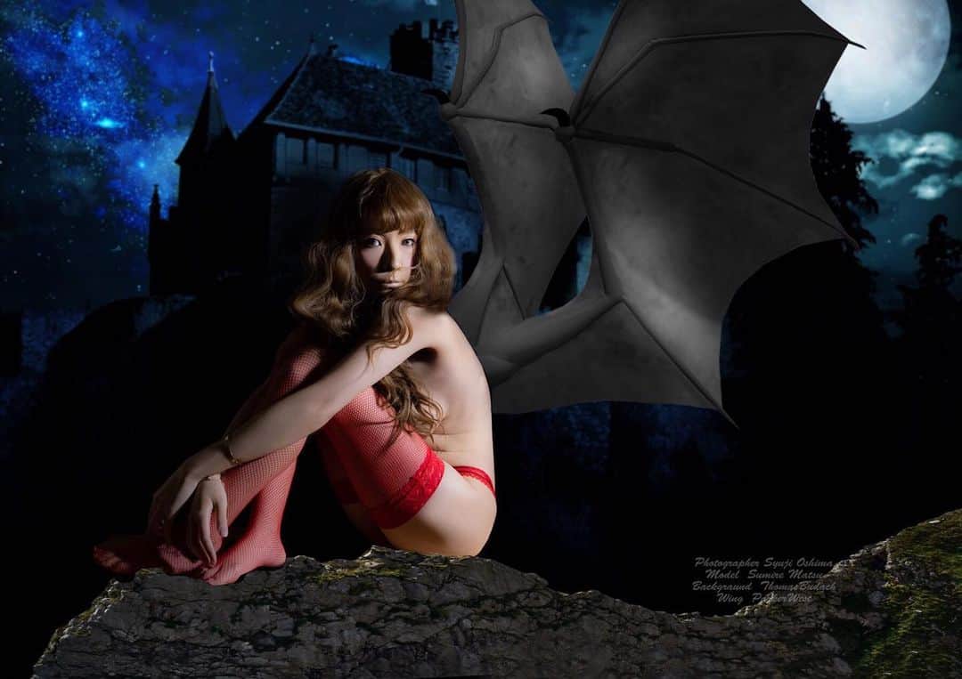 松すみれさんのインスタグラム写真 - (松すみれInstagram)「. . 【魔界の使者】-clad in Bat Wings- . またまた素敵な作品を作って下さいました。 私が闇系、ダーク系が好きなのは、心の中にある黒いモヤモヤを写真で吐き出しているのです。 . Photographer : @shu.os . . #札幌 #フリーランスモデル  #ポートレート #被写体  #写真で伝えたい私の世界 #被写体サーチ  #魔界 #広がり同盟 #闇月同盟  #作品撮り #dark_moon_alliance  #fantasy #dark #batwings  #guardian #worldview #amazing_shotz  #creative_portraits #hubsplanet #kf_gallery  #jp_gallery #japan_art_photography  #masters_of_darkness #dark_infinity  #splus_cameraclub #be_one_family_members  #stars__edit #abandonedhorrors #best_moments_edit  #Super_PhotoEditz」9月11日 14時41分 - omatsudayo