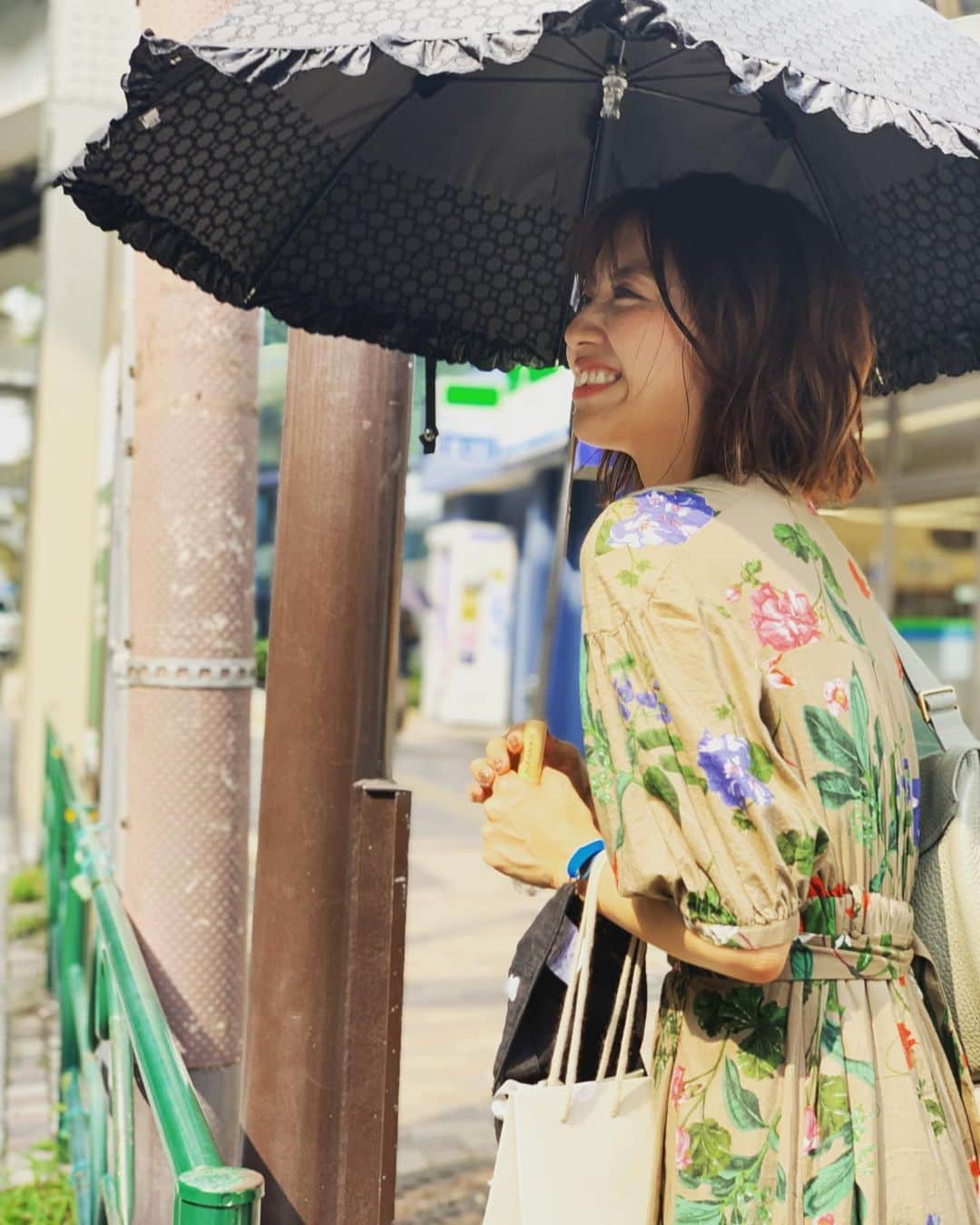 西村まどかさんのインスタグラム写真 - (西村まどかInstagram)「日焼け気にしてるらしい🌂 意識高くて尊敬するけど、傘のチョイスがマダム。 今日も楽しくロケ終わりました😊👌 最近ロケが多くて嬉しいね✨ 明後日もA bema morning出演します🙌見てください！！ #西村まどか #Abemamorning #お天気 #晴れますよーに」9月11日 14時51分 - madoka_nsmr_staff