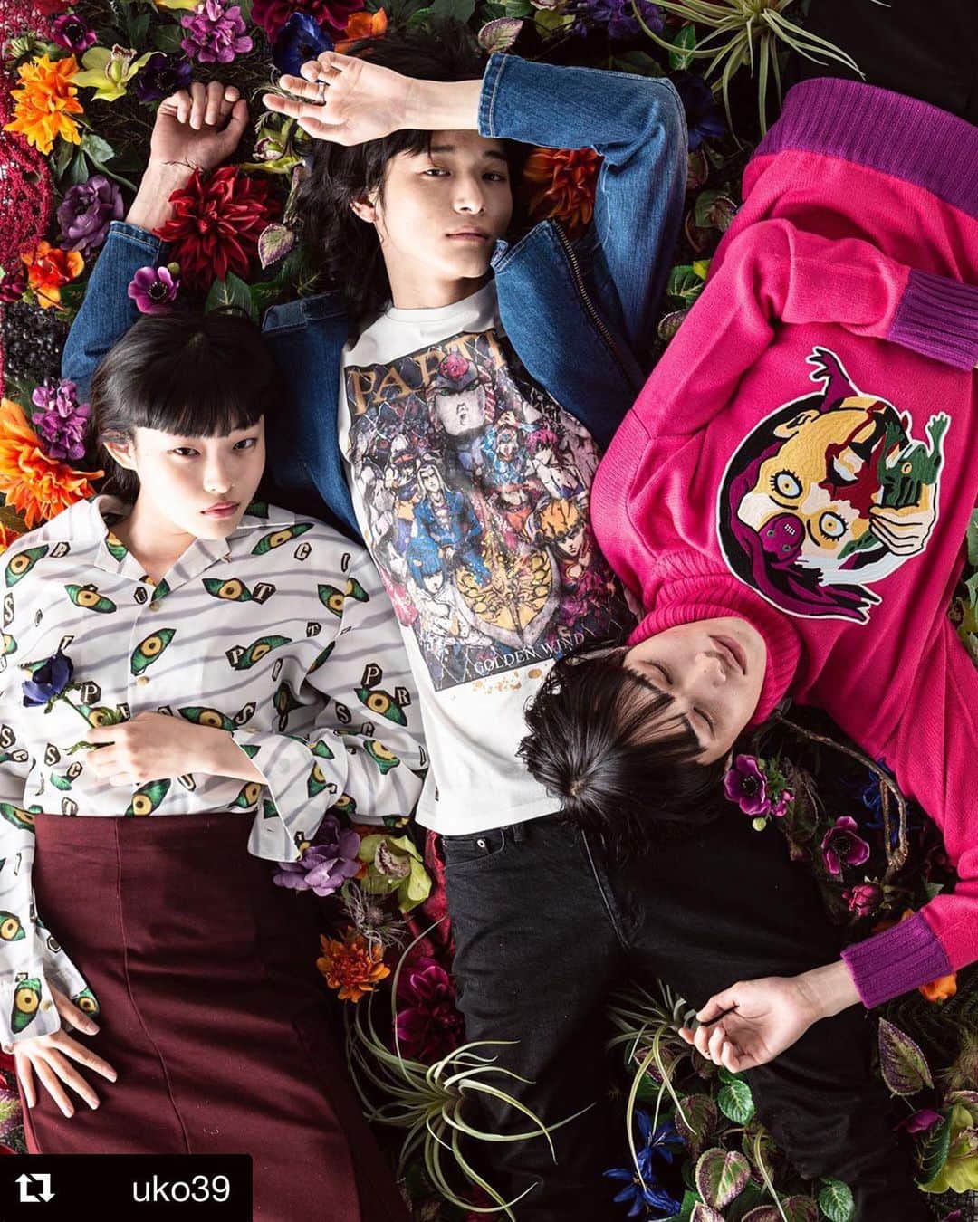 木野園子のインスタグラム：「今回もglamb @glamb_official ×JOJOの撮影に花で参加させていただきました‼️ いつもそのときの最新を発信し続けているglamb。そして10年以上のお付き合いにもなるスタッフのみんなと一緒にお仕事させてもらえるのがめちゃくちゃ嬉しい✨今回は花の絨毯でした💠  #Repost @uko39 with @get_repost ・・・ ジョジョの奇妙な冒険コラボ撮影しました。 @glamb_official  Model @insta_eiji @mbikomahda @marina.1126  Hairmake  @hairmakesuga  Styling @andy___onodera  @chiru_w  Camera assistant @takaharu_takita  Prop @kinosonoko  #glamb #ジョジョの奇妙な冒険 #ジョジョの奇妙な冒険黄金の風  #streetfashion #studiophoto #studiolighting #flower #flowers #flowerstagram #flowerlesson #flowershop #お花 #花  #お花屋さん  #BUENOF #三軒茶屋 #木野園子のお花のお仕事 #arrangement #flowerarrangement #アレンジメント #アレンジメントフラワー #flowerart」