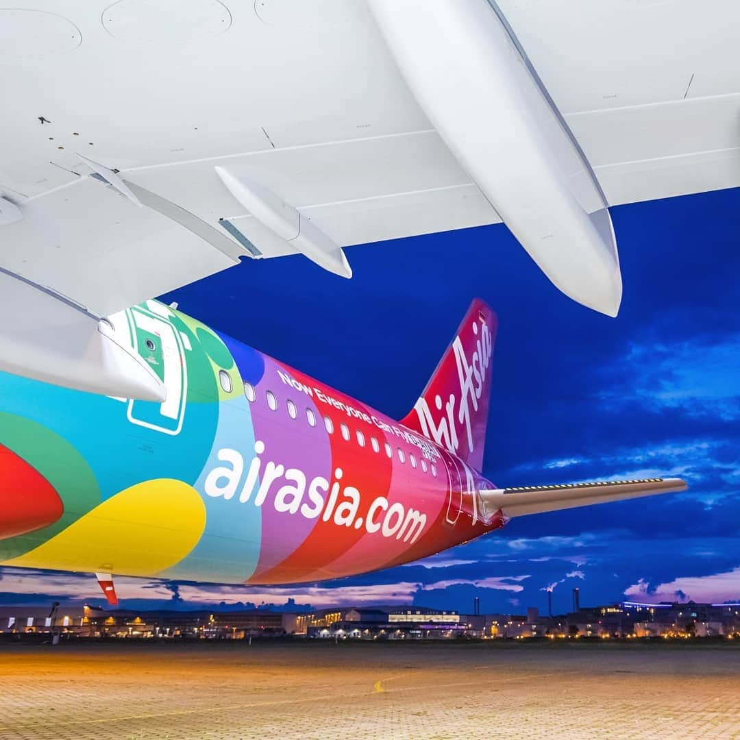 のインスタグラム：「3, 2, 1, Takeoff! ✈  Sneak peek at our first #A321neo, fresh from the @Airbus paint shop. The A321neo will be the new backbone of our operations as we continue to make flying affordable for everyone.  #AirAsia #FlyTheWorldChampion」