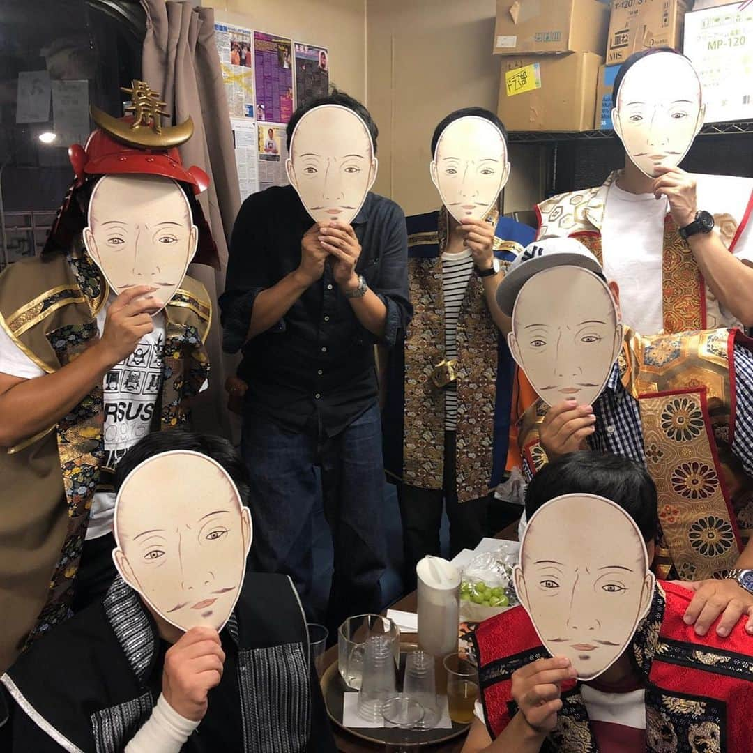 房野　史典さんのインスタグラム写真 - (房野　史典Instagram)「昨日の歴史ライブ「軍師と足軽」に俳優の相島一之さんが来てくださいました。 9/20公開の映画「3人の信長」の告知で、完全にシークレットゲストとしてでございます。 相島さんがいっぱいしゃべってくださって（映画のことも、そのほかも）、おもしろすぎて優しすぎて、ライブが盛り上がりまくりました！ 普段来てくださるお客様にサプライズプレゼントできたんじゃないかと思ってます。 「3人の信長」ぜひご覧ください^ ^ #相島一之 #3人の信長 #takahiro  #市原隼人 #岡田義徳 #高嶋政宏 #軍師と足軽」9月11日 15時10分 - bounofuminori1980