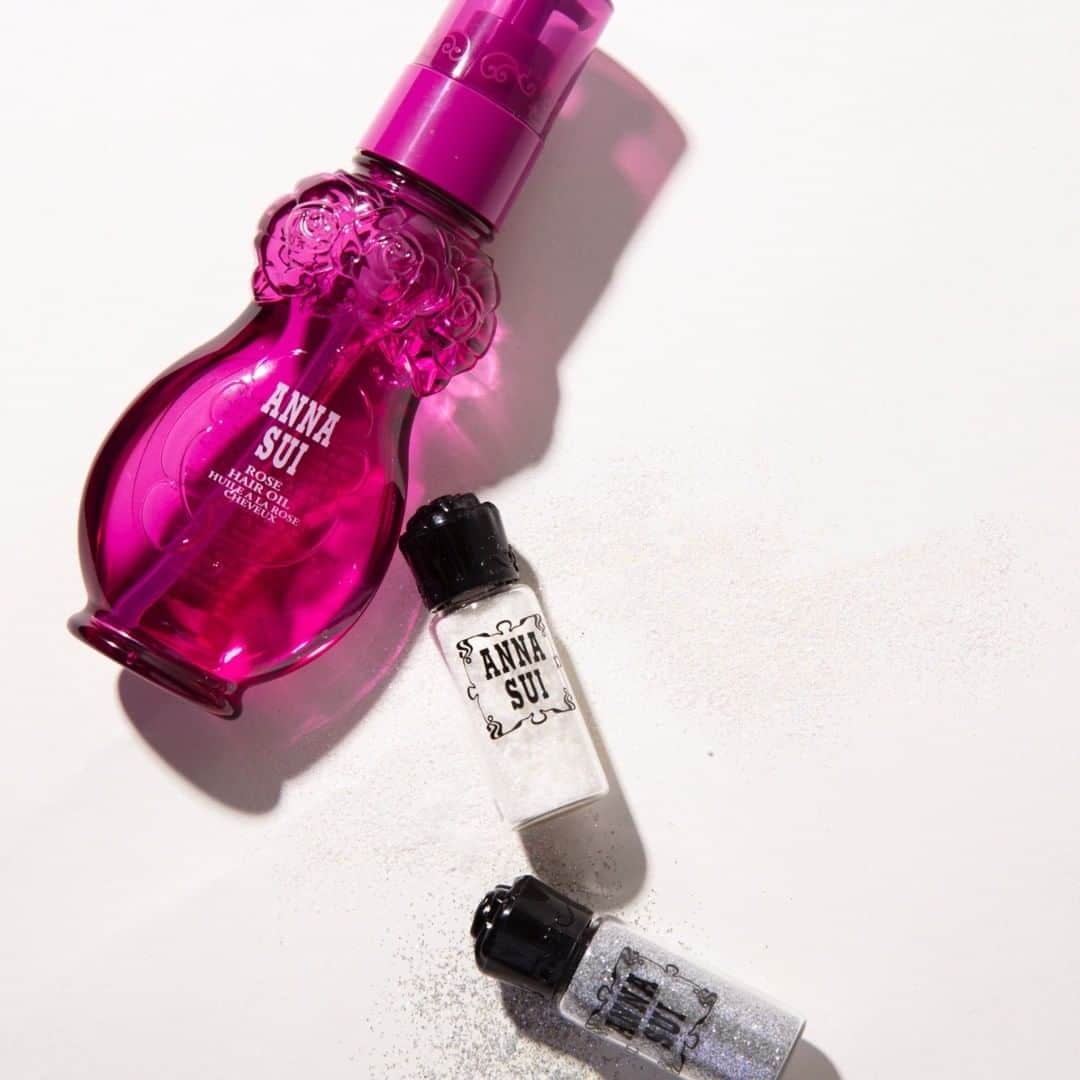 のインスタグラム：「ANNA SUI COSMETICS / B0.5F ローズヘアオイル ¥3,240 カラーパウダー ￥2,160 ※all tax in . 【🕊キレイ髪をメイクするヘアアイテム🕊】 いつものヘアアレンジにひと手間プラス✨ ヘアオイルにカラーパウダーを混ぜてつければ、簡単かわいいキラキラ髪が完成。 . #LAFORETSTYLE #hair #haircare #hairaccessory #annasuicosmetics #tokyo #laforet #harajuku #laforetharajuku #ヘアケア #ヘアアクセサリー #ヘアアレンジ #ヘアスタイル #ツヤ髪 #ローズ #キラキラ #アナスイコスメティックス #東京 #ラフォーレ #原宿 #ラフォーレ原宿 #메이크 #메이크업 #패션」