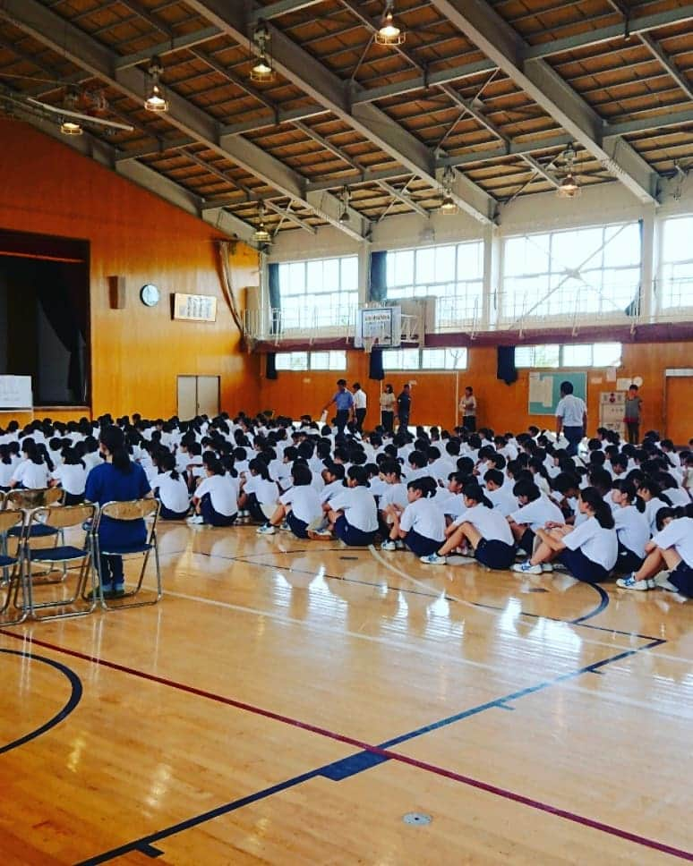 伊勢みずほさんのインスタグラム写真 - (伊勢みずほInstagram)「新潟市立山潟中学校にお邪魔しました✨ 元素記号が階段に？！ にゃんぱく宣言が廊下に？！ 先生方の計らいがとってもCool😂💘 全校生徒約400名のみんなと一緒に言葉選びの大切さを学ばせていただきました☺️ 中学生のみんな。。。可愛い😍  いつの間にかInstagramフォローもしてくれた生徒さんもいるみたい💘  本当にどうもありがとうございました😂  #山潟中学校 #中学校 #中学生 #講演会 #言葉 #みんなの言葉は生きている #Instagram #フォロー #ありがとう #辛いことがあったら #今日の話 #少し思い出してね #🐈 #にゃんぱく宣言 #さだまさし #元素記号 #みんなありがとう #感謝 #伊勢みずほ #アナウンサー #nocatnolife」9月11日 15時20分 - isemizuhoo