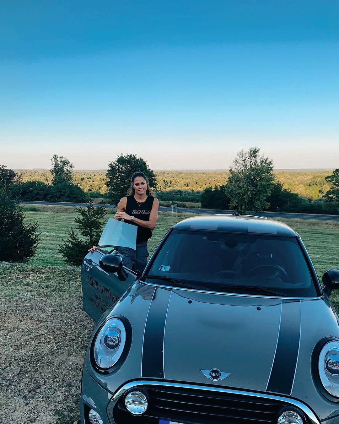ズザンナ・ヤカボスのインスタグラム：「what a view 🌳🌾」