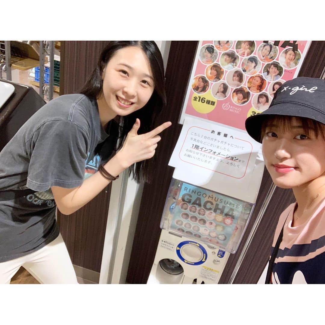 のインスタグラム：「❤︎ 昨日ときとまたヒロロデートして、ガチャのところで写真撮ってきたよ🤩💗 前回もすごいたくさんの人がやってくれたみたいで、うれしい🤤🤤 地下のさとちょうの横にあるのでぜひ❣️ . . #ガチャ #缶バッチ #りんご娘 #ringomusume #ヒロロ #弘前 #ガチャガチャ」