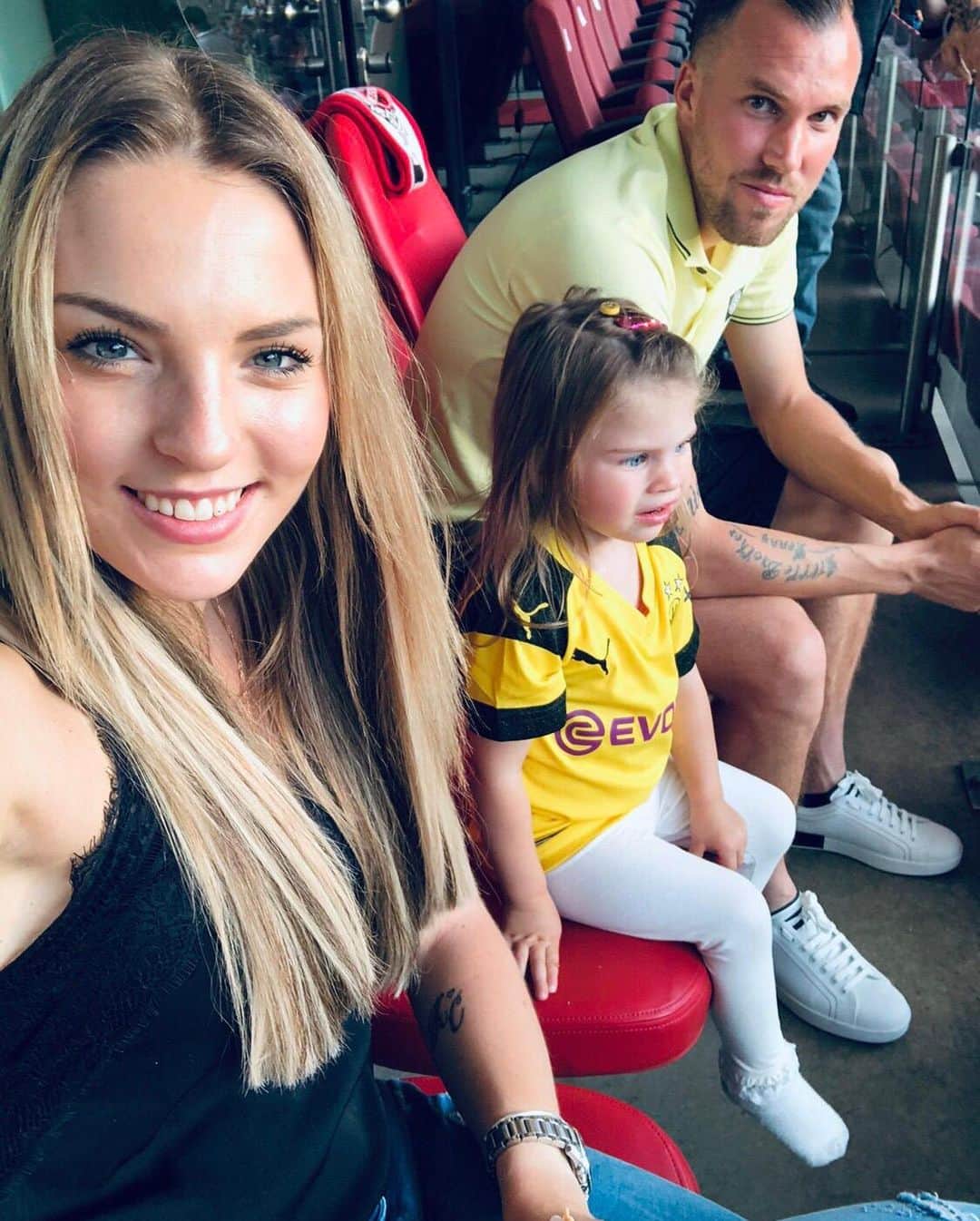 ケヴィン・グロスクロイツのインスタグラム：「Alles Gute zum Geburtstag 🎁🎉🎊🎈 mein Schatz und Mutter von 2 wundervollen Kindern ❤️ Wir wünschen Dir nur das Allerbeste und bleib so wie Du bist 👊🏻💯 Wir lieben dich ❤️😘 @carolin_grosskreutz  #happybirthday」