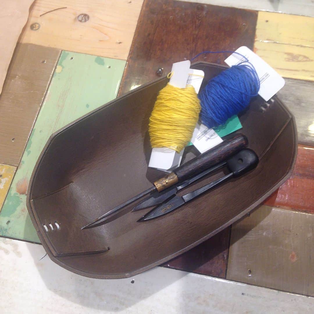 TODAY'S SPECIALさんのインスタグラム写真 - (TODAY'S SPECIALInstagram)「<WORKSHOP-Jiyugaoka> 自由が丘では、四谷にあるレザーブランド”JINMON”の千葉さんを講師にお迎えして、イタリアンレザーを使ったトレイづくりのワークショップを開催しました。 .  丁寧に革の下処理をしたら、先に加工をしていきます。 革の端にラインを付ける「ネン」を施したり、名前を刻印して自分だけのトレイに。 . だんだんオイルが出てきて、つやのある風合いに変化していきます。 皆さんどこに置こうか、何を入れようか楽しみにされていました。 . #todaysspecial #トゥデイズスペシャル #jiyugaoka #自由が丘 #ts_report #jinmon」9月11日 15時27分 - cibone_ts