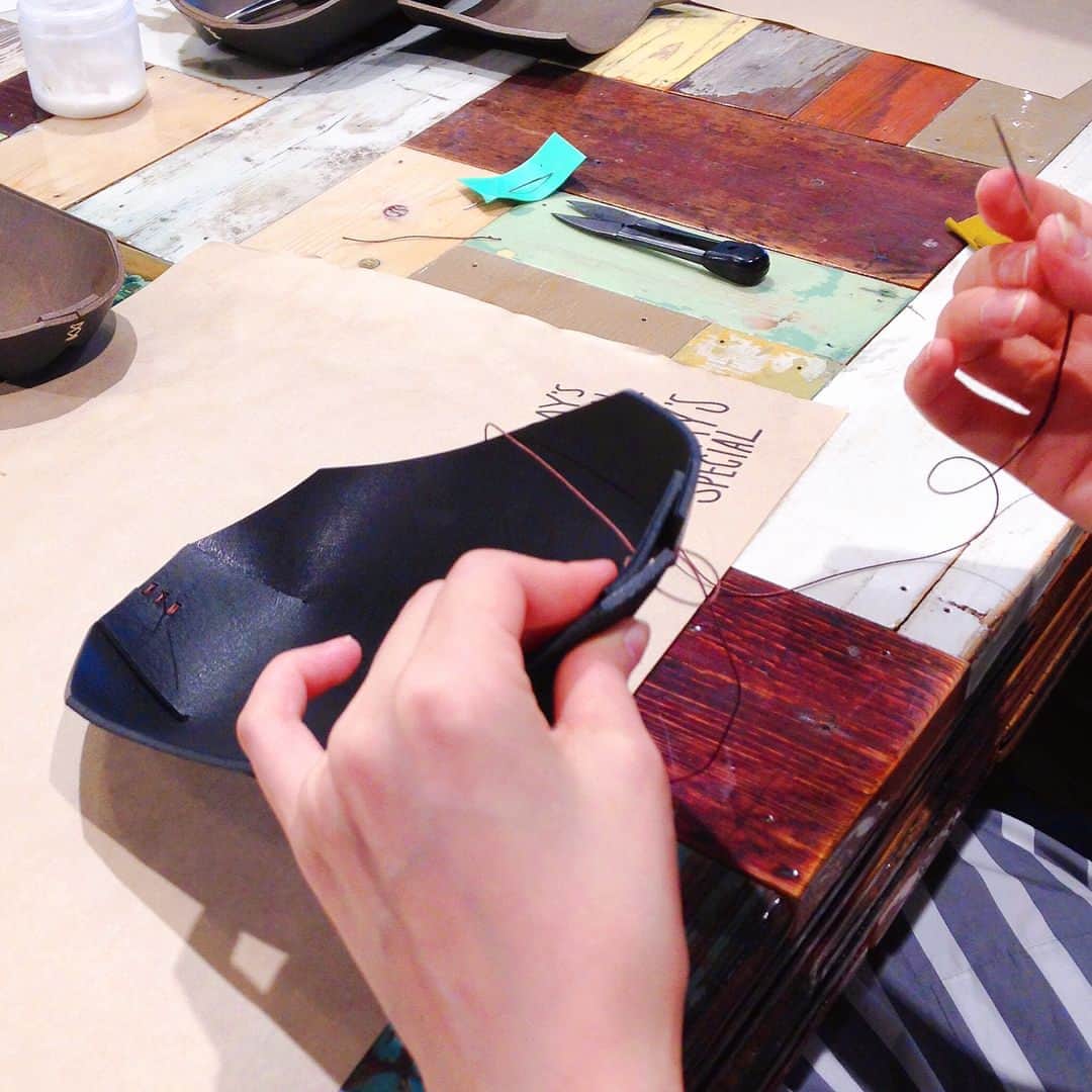 TODAY'S SPECIALさんのインスタグラム写真 - (TODAY'S SPECIALInstagram)「<WORKSHOP-Jiyugaoka> 自由が丘では、四谷にあるレザーブランド”JINMON”の千葉さんを講師にお迎えして、イタリアンレザーを使ったトレイづくりのワークショップを開催しました。 .  丁寧に革の下処理をしたら、先に加工をしていきます。 革の端にラインを付ける「ネン」を施したり、名前を刻印して自分だけのトレイに。 . だんだんオイルが出てきて、つやのある風合いに変化していきます。 皆さんどこに置こうか、何を入れようか楽しみにされていました。 . #todaysspecial #トゥデイズスペシャル #jiyugaoka #自由が丘 #ts_report #jinmon」9月11日 15時27分 - cibone_ts