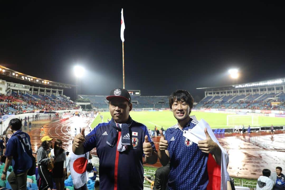 山本大希のインスタグラム：「出会いに感謝。  マレーシア人のチャムくん。見ず知らずの日本人を泊めてくれてありがとう。  人生何が起こるかわかりませんな。だからアウェー戦はやめられない。  次回は10月タジキスタン🇹🇯 #サッカー #ワールドカップ #アジア2次予選 #ミャンマー #日本 #ヤンゴン #サッカー日本代表 #出会い #感謝」