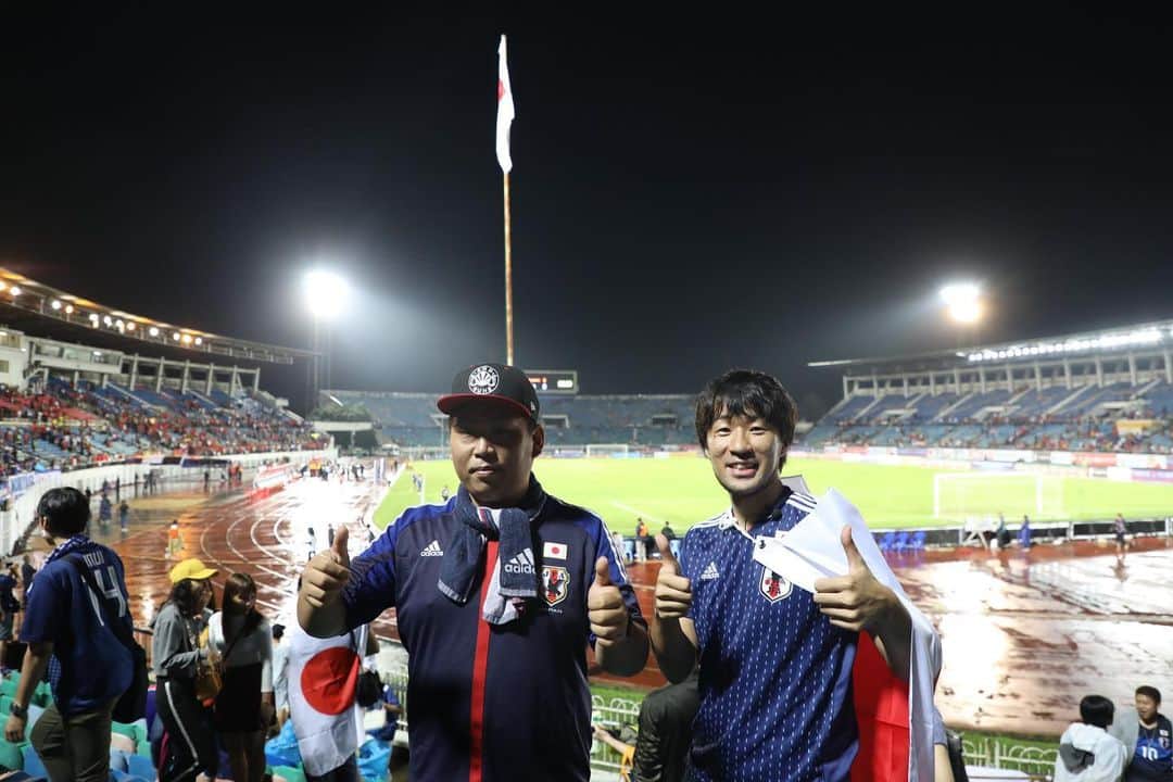 のインスタグラム：「出会いに感謝。  マレーシア人のチャムくん。見ず知らずの日本人を泊めてくれてありがとう。  人生何が起こるかわかりませんな。だからアウェー戦はやめられない。  次回は10月タジキスタン🇹🇯 #サッカー #ワールドカップ #アジア2次予選 #ミャンマー #日本 #ヤンゴン #サッカー日本代表 #出会い #感謝」