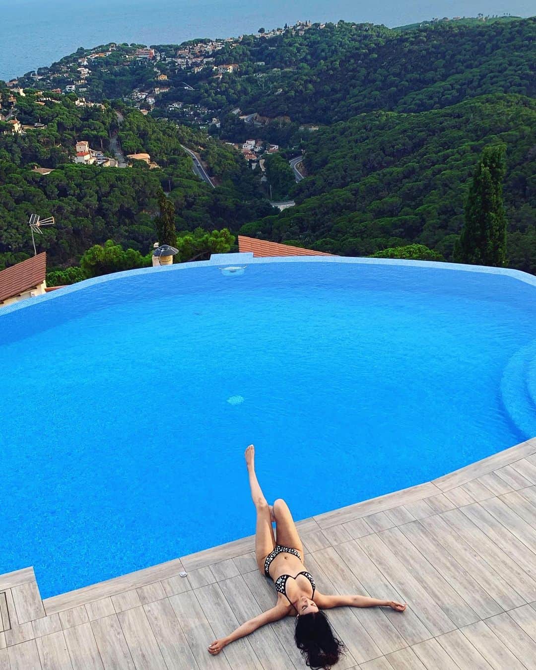 sananasのインスタグラム：「Good morning babes 💚Nouvelle vidéo à 10h 🕙 UN SWAP DE FOLIE ! Oui oui enfin 🙈 . Quand j’ouvre les fenêtres le matin je repense à ... moi et cette piscine 😭😂Il caille ! Bon courage à tous 😘」