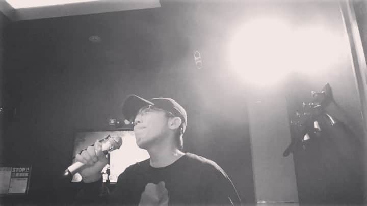 火口秀幸のインスタグラム：「‪客観的に見ると 自分の歌い方に イラッとなる（笑）🤣‬ ‪#吉本坂46 #RED #HIDEBOH #LOVEISOVER #カラオケ‬」