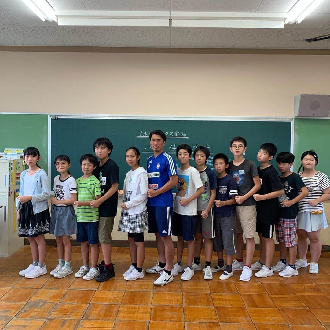 のインスタグラム：「創立141年 #新潟市 立 #小瀬小学校 に #小川佳純 選手が訪問👧👦👨‍🏫12人の6年生とたくさんのお話をしましたよ📖 児童から何度かテレビゲーム🎮の話題が上がり🥳先生が困った表情になりましたが😱「一生懸命ゲームを作ってる人がいるんだよ」と、職業としての努力を語った小川選手💪 高校時代の全国優勝や #Jリーグ の優勝経験を話す小川選手に🏆児童も驚きとともに、小川選手の姿を #ビッグスワン で見てみたいといった表情をしていました🤗 少しの時間でしたが🕖すっかり距離の縮まった児童と選手の心❤️最後に写真撮影🤳と握手を交わして再開を約束してました🤝 #albirex  #新潟 #niigata #アルビレックス新潟 小瀬小学校の今月の #生活目標 #言葉遣いに気を付けよう 🏫」