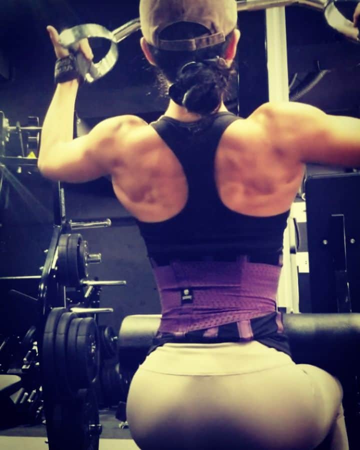 永吉令奈のインスタグラム：「Back day🌟  身近にすごい人がいっぱいいることに感謝✨  たくさん教わったり刺激受けたりしてトレーニングを全く知らないところから1年8ヶ月✨  単純に筋肉が増えたことより、トレーニングを通じて忍耐力も目標を掲げることも、挑戦することも、ひた向きにやってこれたことが嬉しい✨  これまで本当に何もかもうまくいかなかった時、絶望した時、泣くことしかできなかった時、自分を責めるしかできなかった時、いろいろなことがあったけど、 めげずに乗り越えようとしたら良いことがあるもんですね✨  自分の感性を信じて、ここまでやってきて良かった✨  最近そう思わずにはいられないぐらい、恵まれてる環境にいます✨  D-17 D-18  #training #fitness #backtraining  #fitnessbikini #pcakorea」