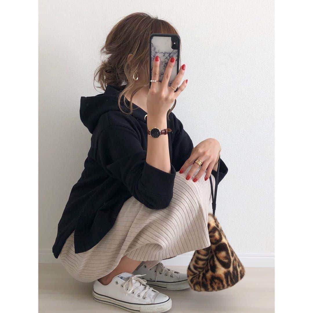 Miyoさんのインスタグラム写真 - (MiyoInstagram)「2019.9.11 ・ 先日のGU限定価格で購入した #ワイドリブニットナロースカート 🧡 セットアップで着るとやっぱり可愛い🥰 ・ @FEERICHELU のパーカーは着丈が短めでボトムスとのバランスが取りやすいです🧡 次はプリーツスカートを合わせたいな💭 ・ GUのその他購入品とコーデ詳細はブログに書いてます❤︎ ・ #ワイドリブVネックニットチュニック …#GU ワイドリブニットナロースカート…#ジーユー スウェットパーカー… @joint_space #feerichelu#feerichelu_style#pr スニーカー…#NIKE#エアマックス#コンバース バッグ…#fifth#beautifulpeople @zakkabox_ 時計…#ダニエルウェリントン ・ シルエットが綺麗に見えるのでぴったりしている洋服の時には特に欠かせない @gyugyugyu_lme ✨ きつめのスキニーもスルッと履けます🙌🏻 約2ヶ月ほど履き続けたくらいでくびれが定着しました👌🏻 (165cm Mサイズでぴったりでした♡) ・ ・ ・ #ギュギュギュ#骨盤ショーツ#今日のコーデ#ママコーデ#ママファッション#プチプラコーデ#プチプラファッション#シンプルコーデ#カジュアルコーデ#秋コーデ#セットアップ#スニーカーコーデ#GUコーデ#GU購入品#大人可愛い#大人カジュアル#locari」9月11日 15時54分 - miyopu