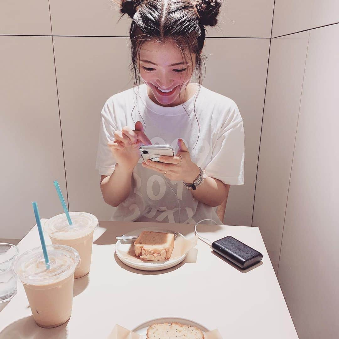 三ツ井裕美さんのインスタグラム写真 - (三ツ井裕美Instagram)「美味しいカフェラテ飲みたいねって言って、いまきちとBLUE BOTTLE COFFEEへ☕️ ・ ここのコーヒーの味も、店内の雰囲気もとっても好きです。 ・ 短時間でめっちゃ語ったw😆 ・ ・ #bluebottlecoffee  #coffeelatte」9月11日 16時07分 - hiromi__km