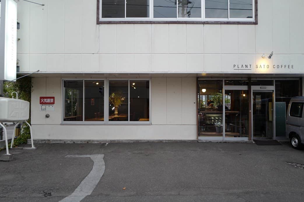 石井輝明さんのインスタグラム写真 - (石井輝明Instagram)「北海道。 昨日は漫才ツアーin北海道にご来場いただきましてありがとうございました。 カフェも行けて、ジンギスカン、スープカレー、味噌ラーメンも食べれて最高でした。 全部美味しかった。。 #佐藤珈琲宮の森店 #cafe #coffee #カフェ #北海道カフェ #札幌カフェ #カフェ芸人 #帰りの飛行機を待つ間は #社員さんオススメのお寿司を食べた #これまた美味しかった #来る度に行くこと確定した #また行きたい #またお願いします」9月11日 16時09分 - comandanteishii