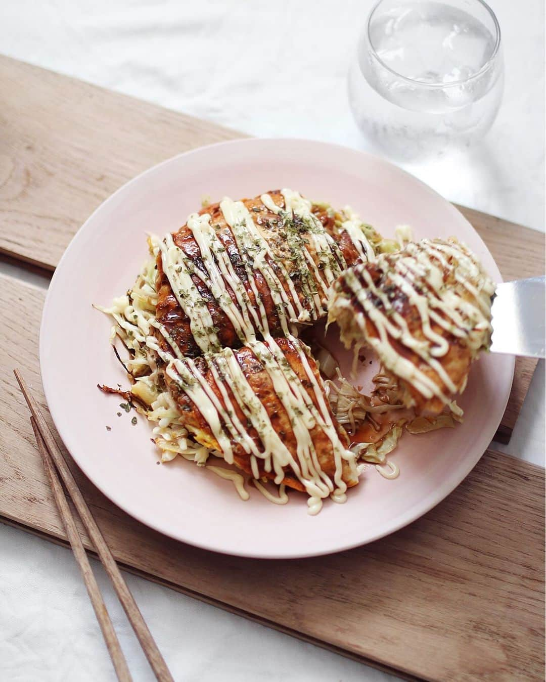 utoshさんのインスタグラム写真 - (utoshInstagram)「OKONOMIYAKI with Enoki. 広島風えのき麺お好み焼き！作りました。 お好み焼きに入れる焼きそばの代わりにえのき麺を使ってヘルシーに！もちろんそれ以外の作り方はいつものお好み焼きと変わりません！なので簡単に作る事ができました！ . . 僕は長野出身だし、広島の事があまりわからないのですが、本場はお好み焼き用やきそば。みたいなのがあって、普通の焼きそばを使って作っているわけではないと聞いた事があります。麺が太めでもちもちしているという、、、 . 蒸される感じで作るからなのかなって思いますが、えのき麺も蒸される事を前提に、茹でずにフライパンでさっと炒めて塩をふって、それを麺として投入しています。広島焼きは焼いている時間が長いのでふわっとした食感になりましたよ！ . . 今回のえのき茸もJA中野市さまからいただきました。 #JA中野市きのこ大使2019 . . ぜひ作ってみてくださいね。 No local No food. おいしく楽しく！ . . #JA中野市 #えのき麺 #きのこで糖質オフ #PR #えのきだけ #エノキダケ #糖質オフ #糖質制限 #きのこ料理 #きのこ大好き . . #ellegourmet#lunch#brunch#breakfast#foodporn#instagramjapan#vsco#IGersJP#onthetable#ランチ#おうちカフェ#うちごはん#暮らし#フーディーテーブル #cooking#homemade#おうちごはん」9月11日 16時24分 - utosh