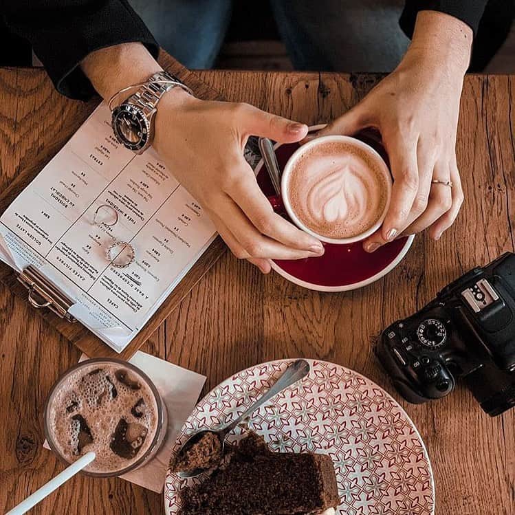 のインスタグラム：「Change the world ! Start with coffee ☕️ #icewatch #changeyoucan #icesteel #sunset #coffee #morning #breakfast #cake #watch #newday #happy (📸 @betweentwocoffees )」