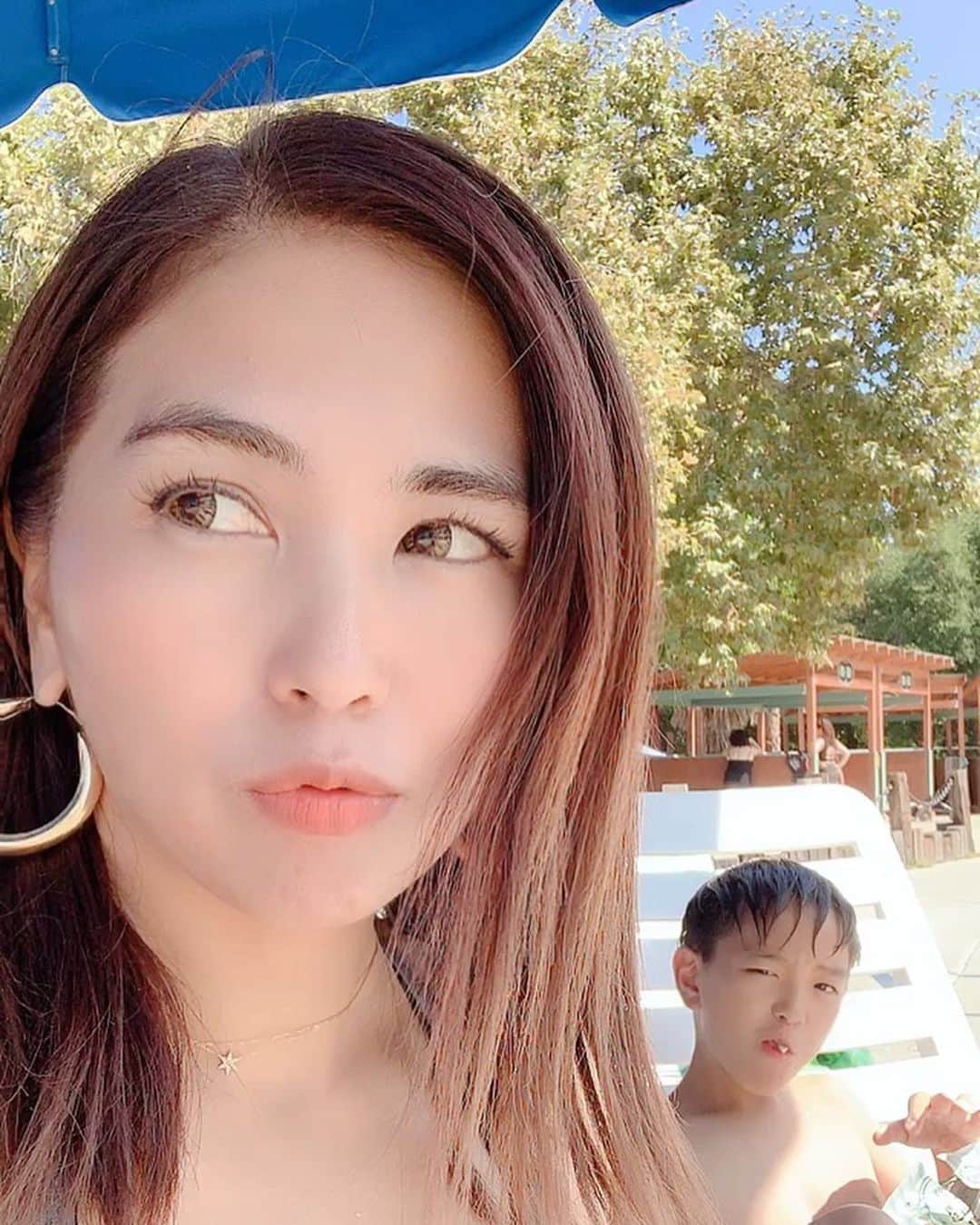 のインスタグラム：「夏の終わりのプール 🏝 目下アメリカ太りから脱出を図る母。アイ君は優しいので、ママ！デブから少し痩せたデブになってるよ！、、、つまり、イイカンジのデブ✨👍 と褒められた。私が微妙な顔したのか、 んーグラマラスなぽっちゃりさん！✨と言い直す優しいアイ君😂 気を遣わせてごめんねw🏝 走ろっ 🐖❤️www 撮影 by #アイ君」