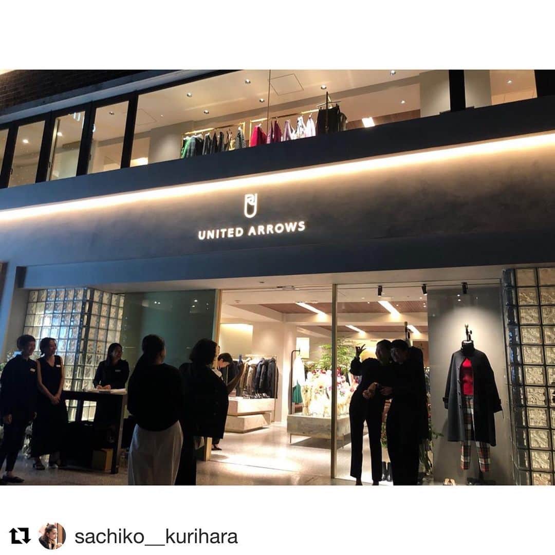 亀恭子のインスタグラム：「先週末、 @unitedarrows_official  青山店がオープン。 . . . オープン前日のレセプションに伺いました❤︎ . . 物欲が爆発しそうなところを、 クローズ間際に行ったので この日は冷静になれました。 ゆっくり丁寧に選びたい・と感じている近頃です。 . . さっちゃんのとても親切なキャプションをコピペしました❤︎w が、 これは何より、まずはお店に行くべき！^ ^ . . . まだまだ暑いけれど、 個人的にはあらめゲージのニットが欲しいなぁ . . #Repost @sachiko__kurihara with @get_repost ・・・ ✴︎ 7日にオープンした  @unitedarrows_official Aoyama Women's Store👗 . 前日のOpening Receptionに 滑り込みでおじゃましてきました😊 . . 意外だけど、 UAとしては青山エリア初出店とのこと✨ . 『シンプル』『上質』『丁寧』をコンセプトにしている とあって、ゆったり居心地の良い空間💗 . 1Fにはua bar AOYAMAというバーも併設されていて、 お買い物の合間や、場所柄、 ふらっと1人で立ち寄ることが多くなりそう。 . . オープンおめでとうございます㊗️ . . 📍東京都港区南青山5-8-3 エクボビル1・2階 . . #unitedarrows #unitedarrowswomen s #newopen #reception #party #aoyama #tokyo #instapic #instalike #instalike #instadaily #instafashion #asaucemeler #ユナイテッドアローズ#青山」