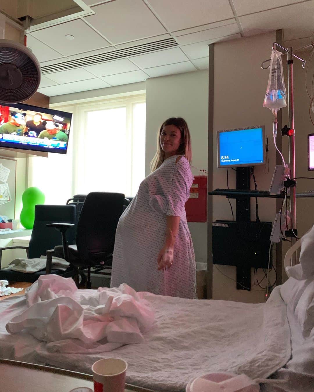 サマンサ・フープスさんのインスタグラム写真 - (サマンサ・フープスInstagram)「Two weeks ago today @giusjpalella was helping me doing the water breaking dance waiting for baby @palella! Can’t believe how fast the time is flying and how I miss my huge belly already! So thankful for my son and all of the love and support surrounding us! In these moments I never realized how in one second your life will change forever but for the better. in this moment I couldn’t even imagine my life getting any better until I locked eyes in my son.  Of course there’s No more sleeping like you used too and forget about a schedule for the first few weeks! Moms & Dad’s remember For all of the sleepless nights, 💩 & non stop eating you’re doing a great job even when you feel like you are not! This isn’t something that comes with a manual it’s live and learn just stay positive and rested as much as possible and remember we’re all in this together 👶🏼💙🥂」9月12日 3時23分 - samanthahoopes