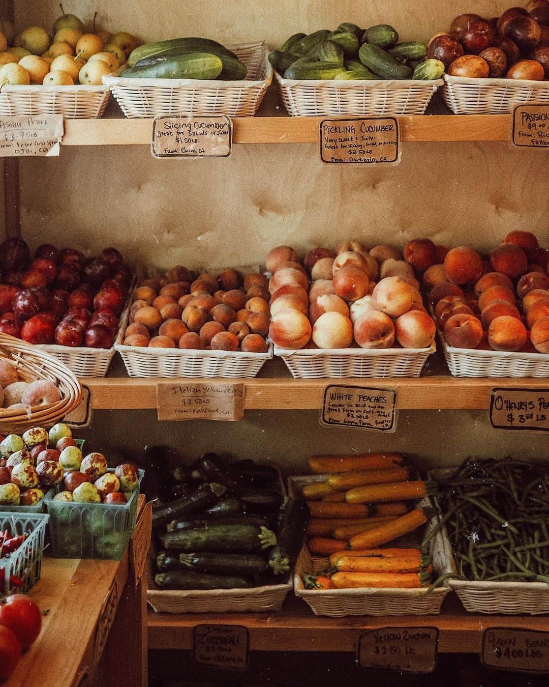 W E Y L I Eのインスタグラム：「Found the cutest mini market with locally grown fruits and veggies 🍐🍋🥬🥕」