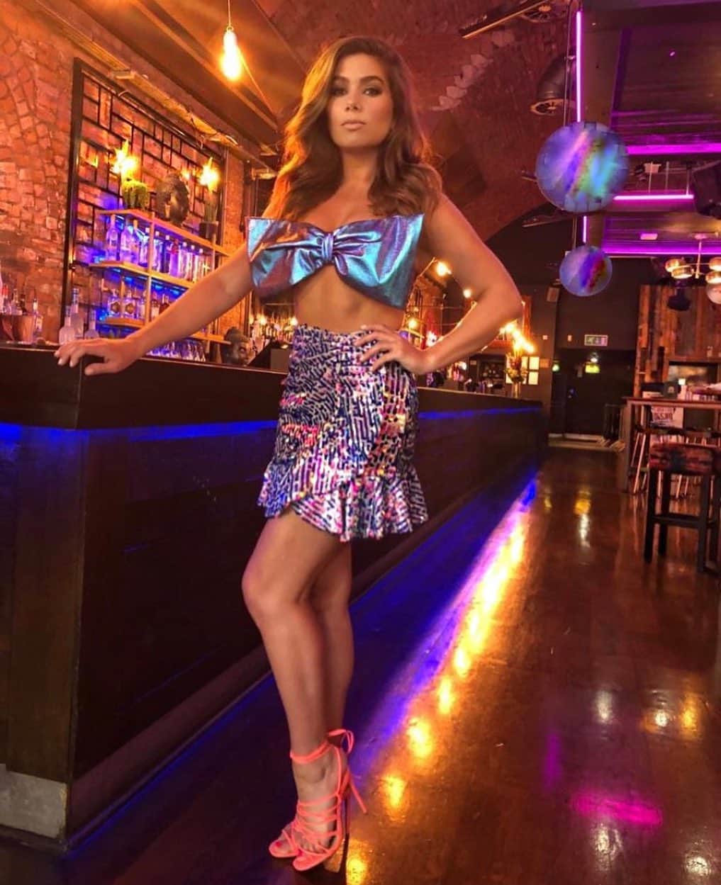 ニッキー・サンダーソンのインスタグラム：「What does a girl have to do to get a drink round here... 🍸  #tb #newmag #photoshoot #photo #behindthescenes #modelling #bar #drinks #outfit #legs #abs #pose #poser #highheels #pout #filter」