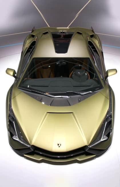 ランボルギーニのインスタグラム：「The highlights of our yesterday presentation at @iaamesse 2019 are the perfect occasion to admire again all the majesty of our new, futuristic masterpiece: Lamborghini Sián FKP 37.」
