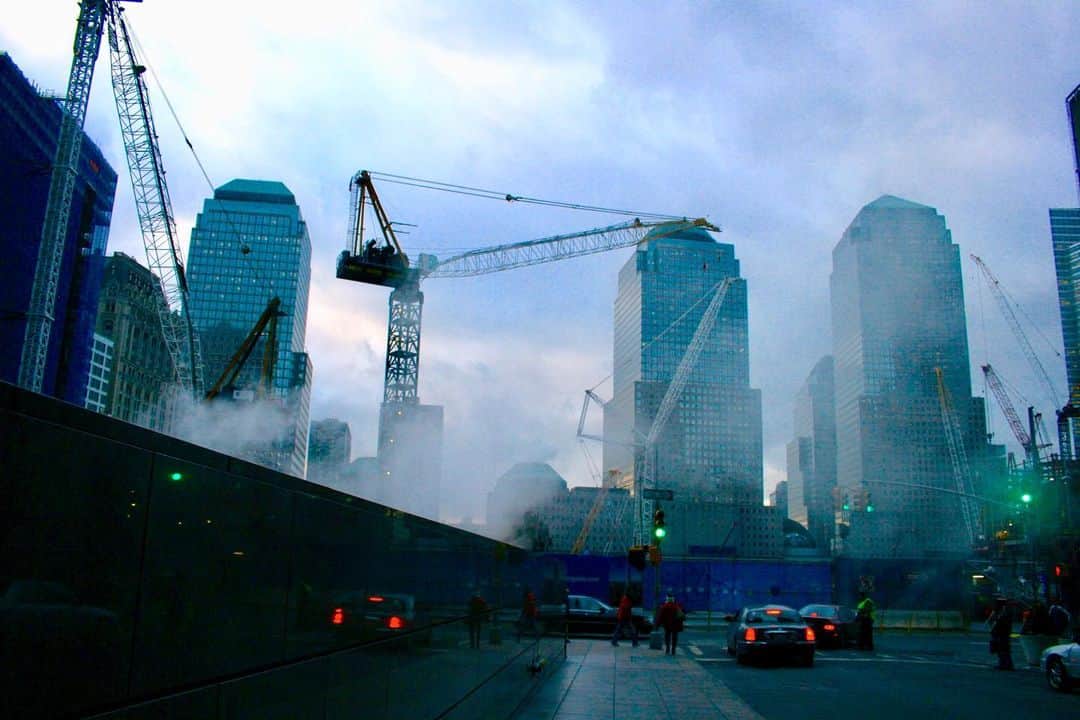 植野堀誠さんのインスタグラム写真 - (植野堀誠Instagram)「2001年 #911 当時、学校の教室のテレビのニュースで見た。かなり衝撃的だったけど、ここからテロが増えた感じがする。 10年前に撮った写真ではまだ1WTCはなく、グラウンドゼロは凄い工事をしてた。 そして関係ないけど最後の写真、寄って見て。ハドソンリバー上に無数の白い何かが飛んでる。。コレナニ？ #neverforget #september11」9月12日 2時22分 - makotouenobori