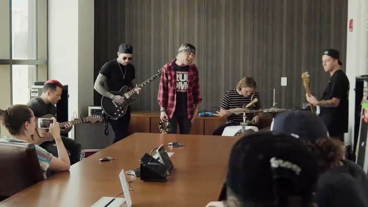 ニック・マーティンのインスタグラム：「A fun little recap from our week in NYC. I smiled the whole time while watching this. Just really good times with the band & having nothing but fun along the way. Always how it should be! Now, I’m gonna go listen to our new album.. again.. // 🎥: @elliemitchellphotography #sleepingwithsirens #sws」