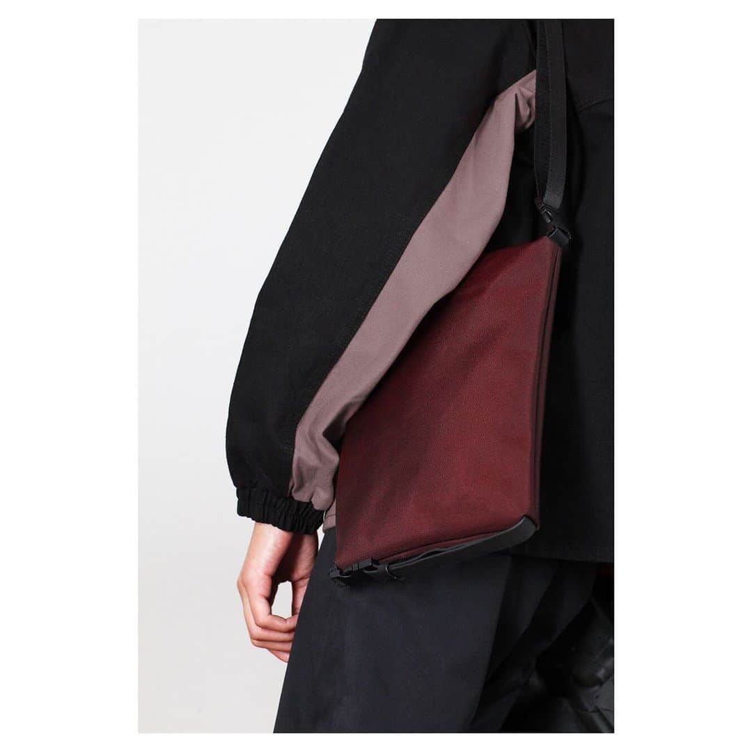 コートエシエルさんのインスタグラム写真 - (コートエシエルInstagram)「INN M | MOUNTAIN ORE RED • A clever buckle enables you to wear the Inn horizontally or vertically; with two separate zipped compartments, alternately accessible from the upper side in either format. • #coteetciel #FW19 #coteciel #coteandciel」9月12日 2時29分 - coteetciel