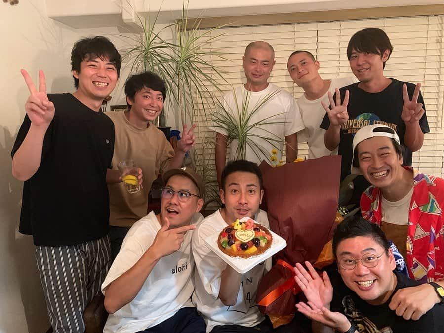 佐藤大樹さんのインスタグラム写真 - (佐藤大樹Instagram)「坪倉さん誕生日おめでとうございまーす🎂バースデーマンもお祝いに駆けつけた‼️あばれる君さんのプレゼントの花束おっき過ぎて迷惑そうだったなぁ💐笑あとサトウのカレーも喜んでもらえて嬉しかったです😆楽しい夜でした✨ #我が家坪倉 さん #ロッチコカド さん #プリンセス金魚みんなのたかみち さん #バースデーマン #あばれる君 さん #ウラシマンタロウ さん #バッドナイス常田 さん #ハッピーバースデー」9月12日 2時29分 - kumamushi_sato