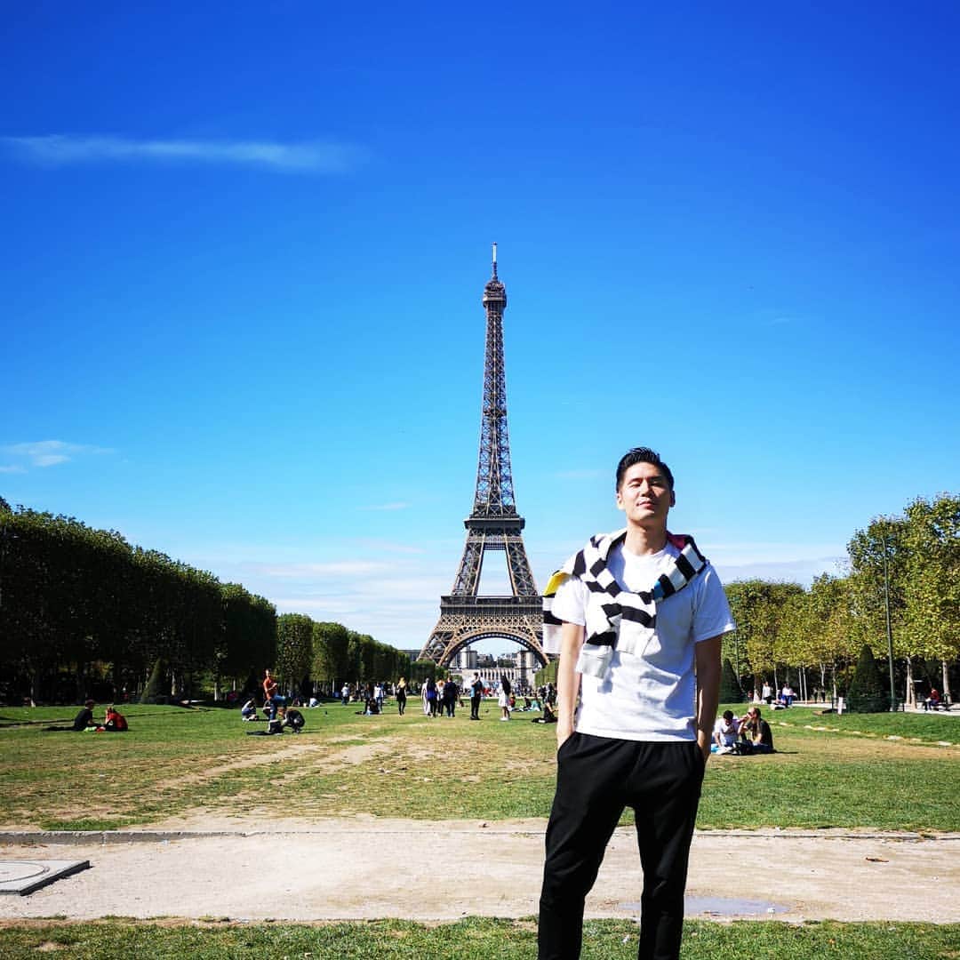 梅川壱ノ介（舞踊家）のインスタグラム：「𝔼𝕚𝕗𝕗𝕖𝕝 𝕥𝕠𝕨𝕖𝕣 𝕚𝕟 ℙ𝕒𝕣𝕚𝕤 ￣￣￣￣￣￣￣￣￣￣￣￣￣￣￣￣￣￣￣￣￣￣ 初めてのパリ、まずは知ってる名前のところは行っておきたいとエッフェル塔へ。  夜も楽しみ。 クロワッサンも本当に美味し過ぎる。  来年に繋がる時間になりますように。  #梅川壱ノ介  #フランス #パリ #エッフェル塔 #来年の」