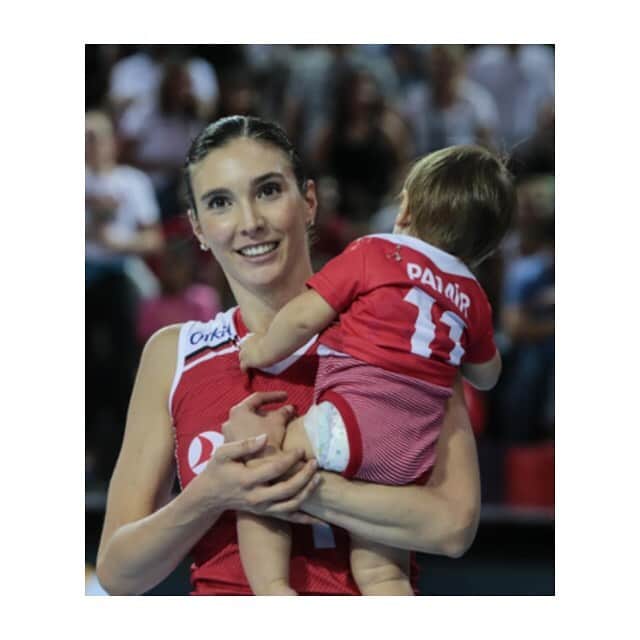 ナズ・アイデミルのインスタグラム：「Sahip olduğumun farkında bile olmadığım güçlerimi ortaya çıkaran küçük adam 💙🐞 #MommyShark🦈」