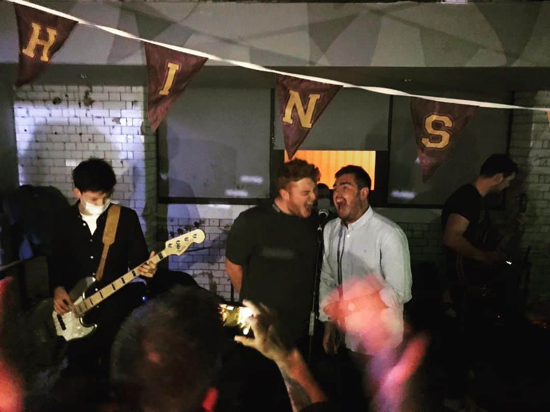 エイサ・バターフィールドのインスタグラム：「Sex Ed 2 wrap party, 2 hours before shit hit the fan.」