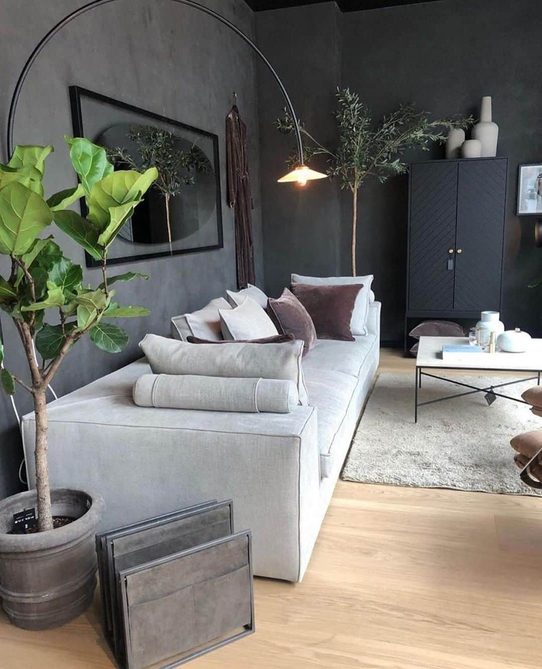 eilersenさんのインスタグラム写真 - (eilersenInstagram)「Let the sofa take centre stage in your living room – Fatty is destined to shine.⁠ Photo by @oliviashus_kristiansand⁠ ⁠•⁠ •⁠ • ⁠ #eilersen #eilersenfurniture #myeilersen #fatty #interiordesign #design #homedecor #sofa #danishdesign #inredning #hem #interiør #interiorlovers #interior123 #interiordesign #modernliving #minimalism #nordiskehjem #furniture #interiors #craftsmanship #luxurylifestyle #home #designinterior #livingroominspo #stue #livingroom⁠」9月12日 3時00分 - eilersen