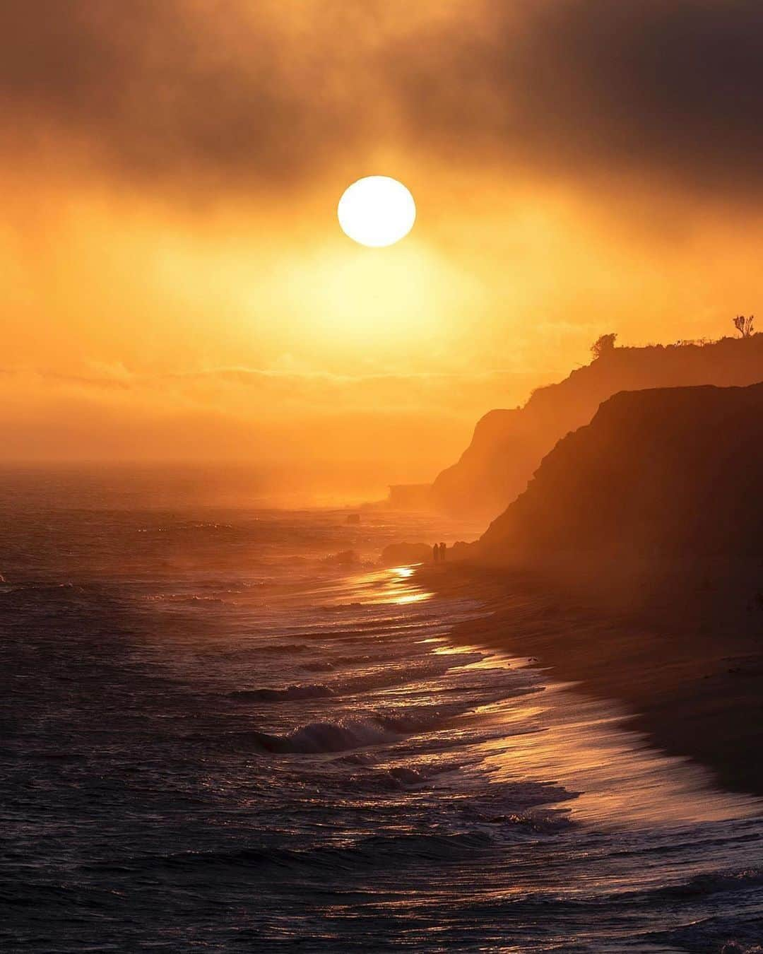 NikonUSAさんのインスタグラム写真 - (NikonUSAInstagram)「Incredible #NikonNoFilter sunset from photographer @jaxsonpohlmanphotography taken in Malibu, CA: “Most vibrant sunset of my liiife! 🌞” 📸: #D850 and AF-S #NIKKOR 70-200mm f/2.8G ED VR II lens #naturephotography #landscapephotography #travelphotography #beach #sunset #malibu」9月12日 3時11分 - nikonusa