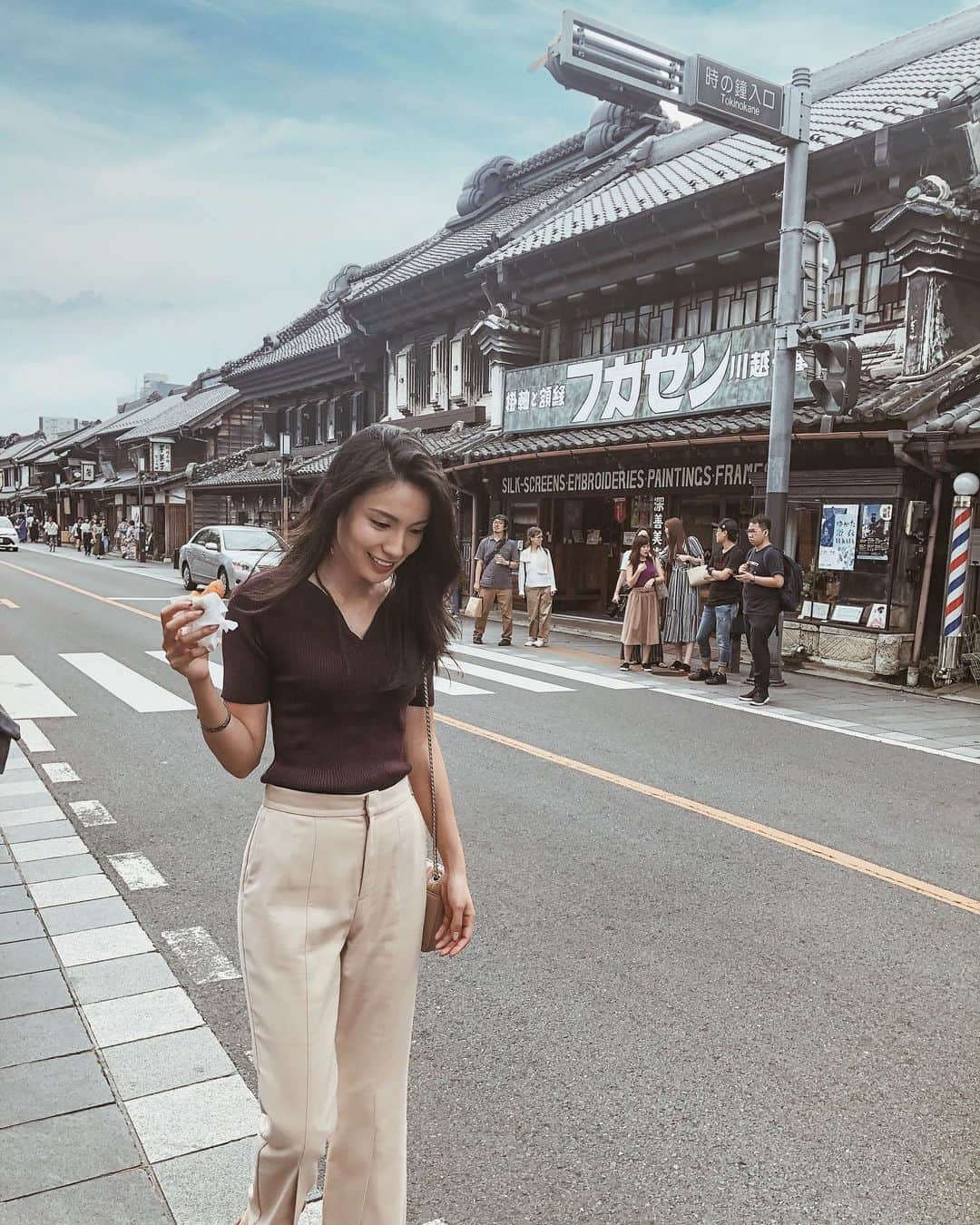 吉田愛璃のインスタグラム：「. . 全然更新してなかった🤣  いつか母と行った川越の小江戸🌸  いっぱい食べ歩いて、物色して、めっちゃ楽しかった⸝⸝⸝⸝♡ 風呂敷のハンドバッグ買ったんだけど、めっちゃ使えるの😳✨✨✨こんど載せる！ . . #日本 #川越食べ歩き #小江戸川越 #kawagoe #koedo #母と娘のプチ旅行 #たまにはね #女だけの時間も大切 #女子旅 #女子って言わせて #アラサーファッション #人力車のお兄さんに #エレガントなお姉さんって言われたw #中身はヤンキー #笑」