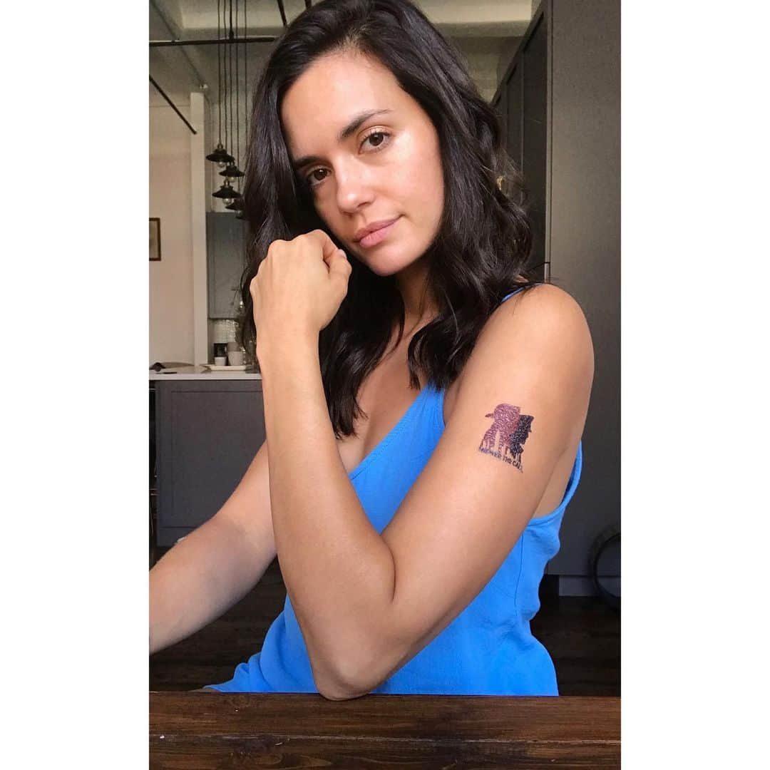 トーレイ・デヴィートさんのインスタグラム写真 - (トーレイ・デヴィートInstagram)「9/11/01 • We will never forget • I wear this tattoo today in honor of @answerthecallnyc Tattoos of Remeberance campaign. #AnswerTheCall provides financial assistance and a network of support to the families of New York City Police Officers, Firefighters, Port Authority Police, and EMS Personnel who have been killed in the line of duty. • These brave people are  our everyday superheroes. Today and everyday we salute you. Thank you for all that you do. #NeverForget」9月12日 3時18分 - torreydevitto