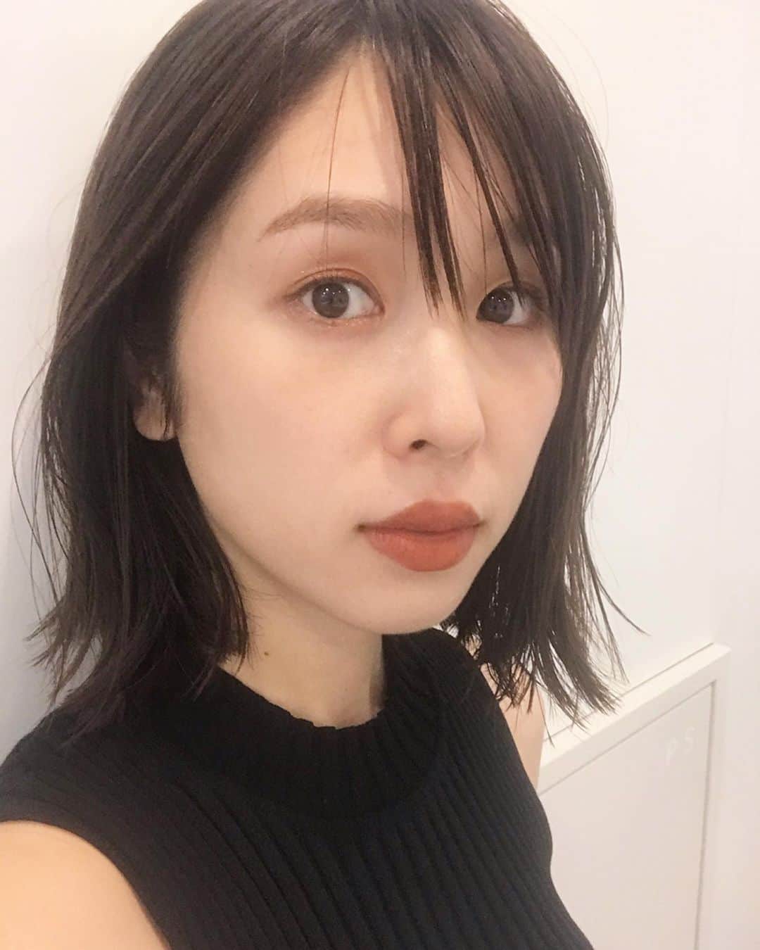 成田沙季のインスタグラム：「更新が滞っておりました😞🙏 まだ暑いですが気分はすっかり秋🍂 今日の撮影のメイク♡ アイシャドウもリップもオレンジブラウン。 髪は外ハネでちょっとウェット。 髪を切っていろんな現場で褒めて頂けて嬉しいな〜😆 可愛い服をたくさん着てハッピーな１日✨  #nmtimc #成田沙季 #モデル #撮影 #メイク #ヘアスタイル  #ヘアアレンジ #ヘアメイク #秋 #秋メイク #アイシャドウ #リップ #チーク #shirocosmetics」