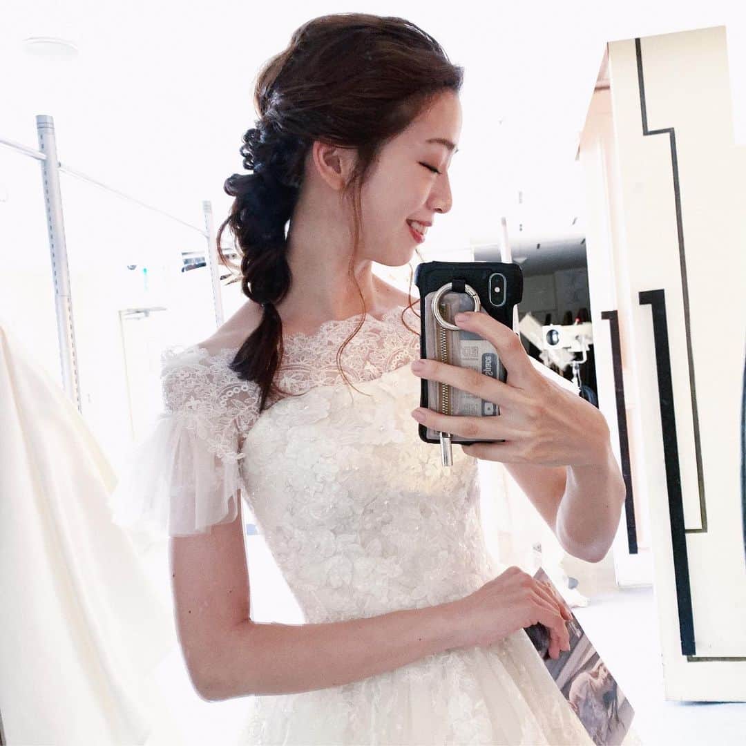 のインスタグラム：「💐 . 幸輝さんのお仕事、今回も無事に終わりました。 ２日目のヘアも可愛かった〜！！☺️ @koki_weddingdress . 毎回ドレスのデザインにときめいている... キャミソールのような華奢な ストラップのドレスも美しいなぁ👗 . おまけに、はるかちゃんとのバーミヤン打ち上げ写真も載せておきます🤣🌈 @biruchan0217 #はるかちゃん大好き芸人 #手で調味料を必死に隠す #しかし拭えないバーミヤン感 #好きだよバーミヤン . . #koki #kokidress #weddingdress #beide #weddinghair #weddinghairstyles」