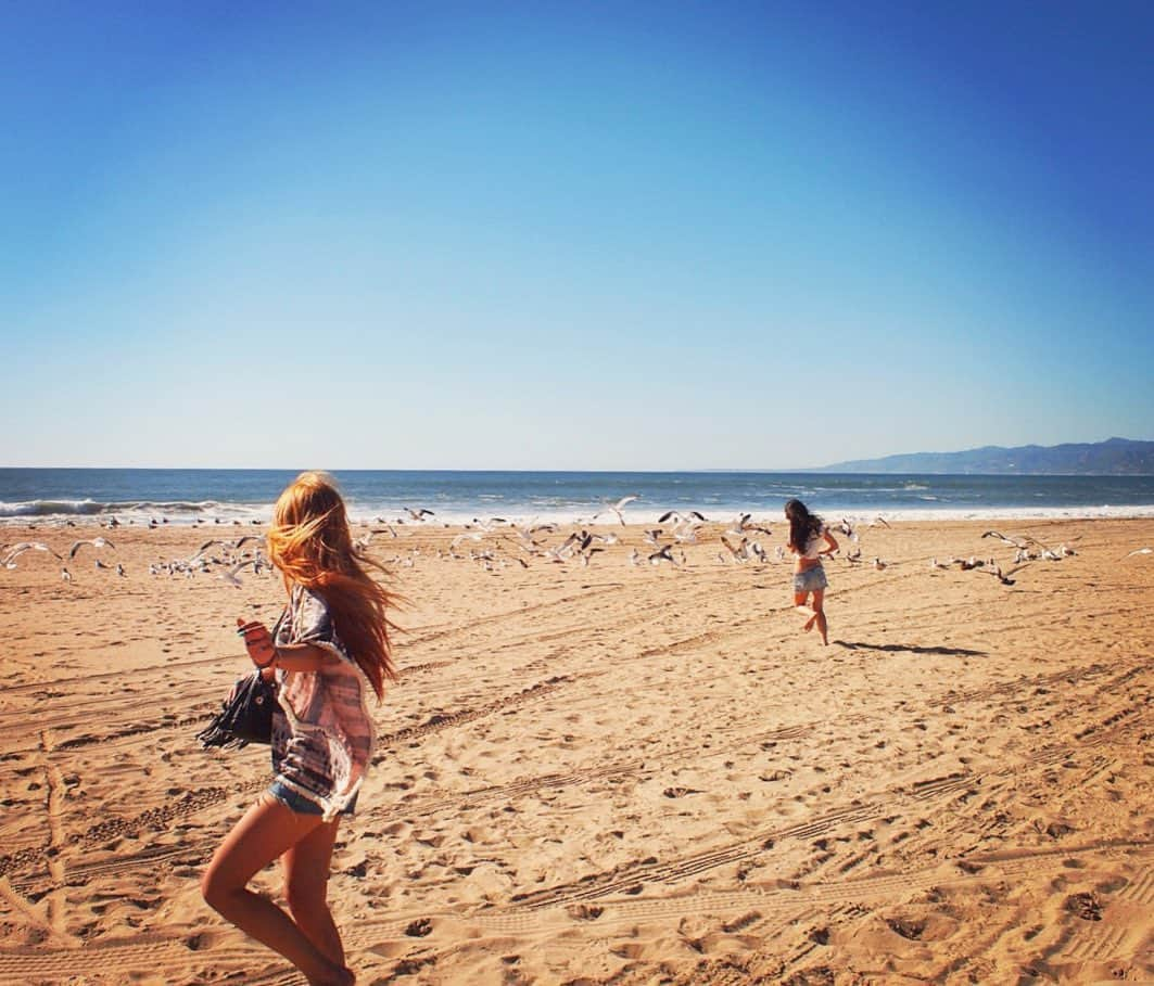 来夏さんのインスタグラム写真 - (来夏Instagram)「#🌊 one of my fav pics with bestie in 2012 ♡ at Manhattan beach⛱  今年も一緒にこれて嬉しいLA🇺🇸 のんびり時差ボケコントロール中✈️💤 #throwback #2012 #losangeles #cali #manhattanbeach」9月11日 18時30分 - rairairaika