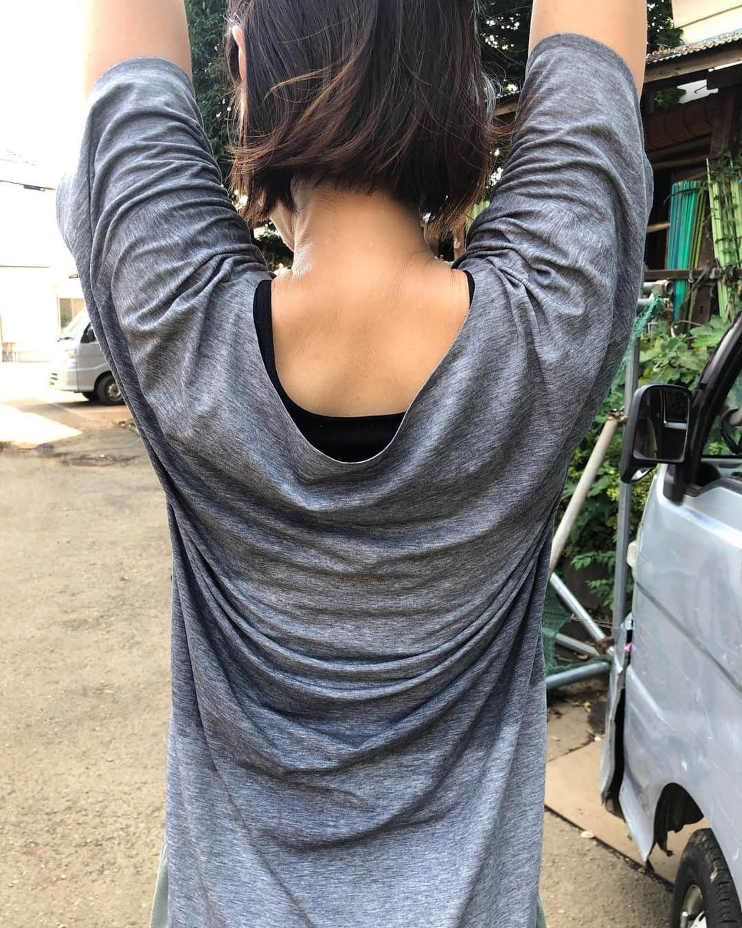 加藤紀子のインスタグラム：「畑作業は私の生活の一つになっていると言っても過言ではないのだけど、 滝汗💦後、畑で採れた物を使って 作ってきた手作りランチを 「うほー、美味しいよー！」なんて盛り上がれる大人になれて良かったと思ってます🍆 映えとは遠い場所にいるけど 存分に楽しいです。  #カトノリ農園  #畑メイトさんと二人ランチ #畑の野菜大活躍 #今日は主に台風後のメンテ中心 #急にどうした」