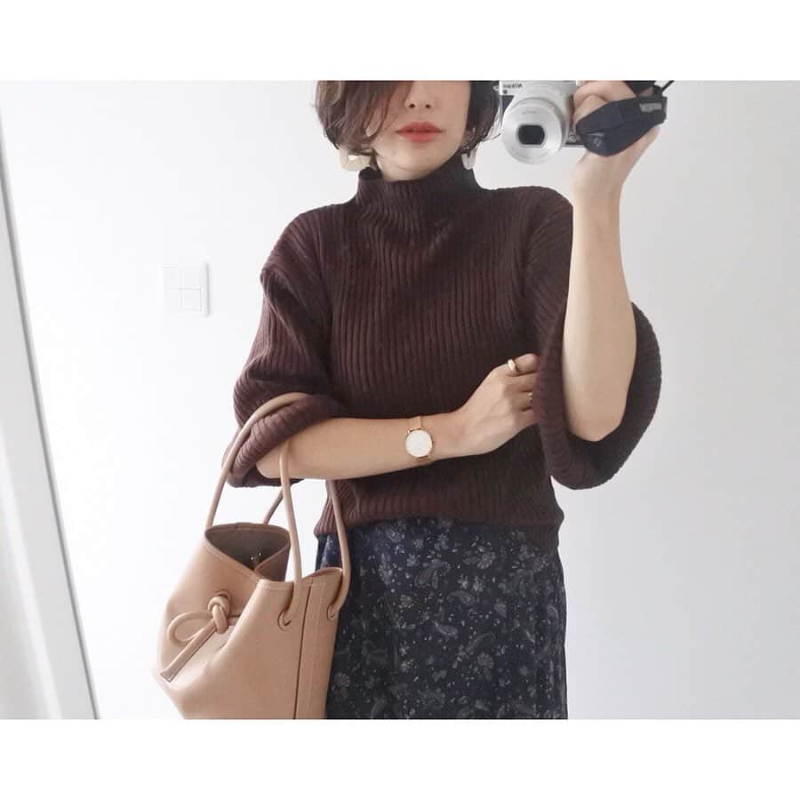 nanaさんのインスタグラム写真 - (nanaInstagram)「* ボリューム袖がかわいいtitivateのニット☺︎ ブラウンにしたよ☝︎♡ * * knit : @titivatejp #ボトルネックリブニットプルオーバー * * 髪の毛バッサリ✂︎ * * * #titivate #titivatestyle #ティティベイト」9月11日 18時37分 - nana7_photo