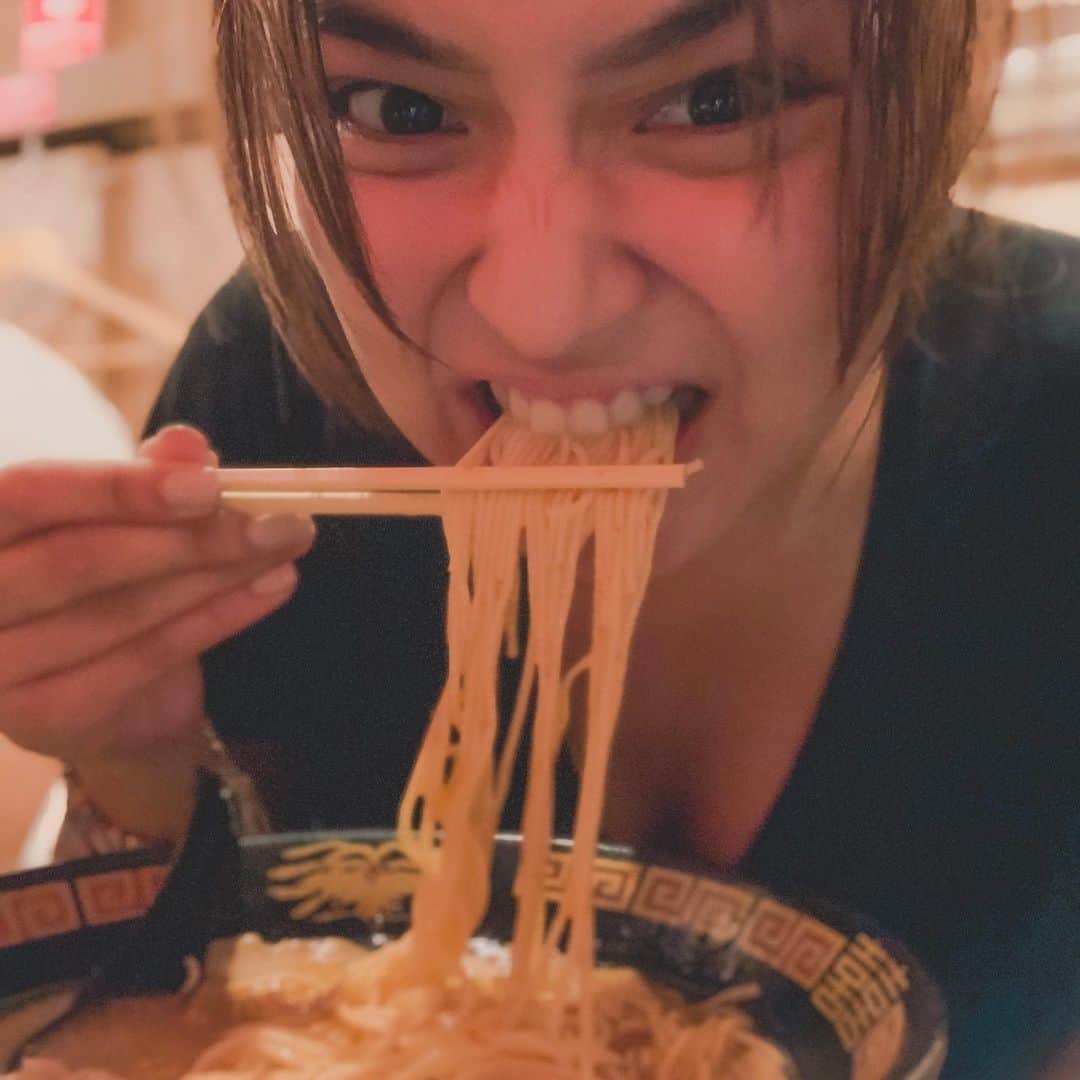 Kathryn Bernardoさんのインスタグラム写真 - (Kathryn BernardoInstagram)「So here’s how I’m preparing for the abscbn ball... While everyone’s busy working out, allow me to torture you (and myself) with a #foodstagram post featuring this bowl of mouthwatering ramen! You’re welcome. Hahahaha🤪  #KathVersusInstagram #KathVersusRamen」9月11日 18時37分 - bernardokath